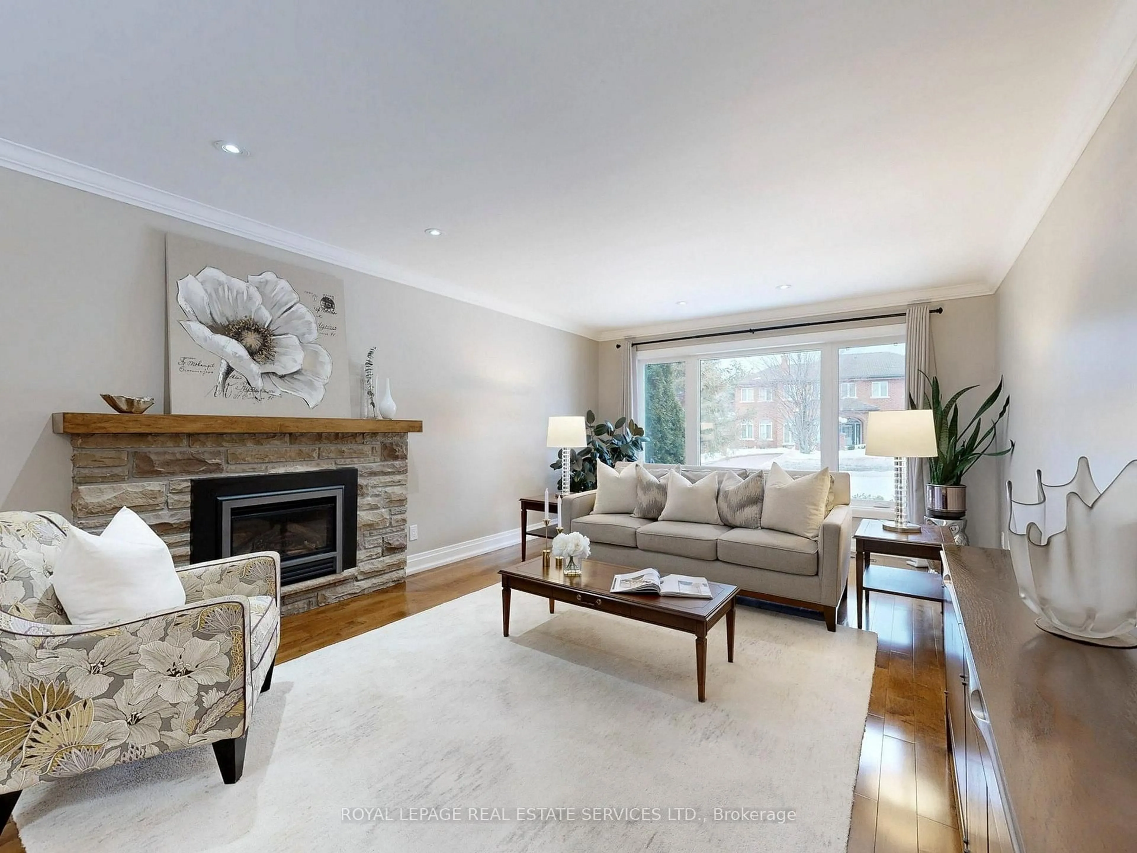 Living room with furniture, wood/laminate floor for 219 Grandview Ave, Markham Ontario L3T 1J3