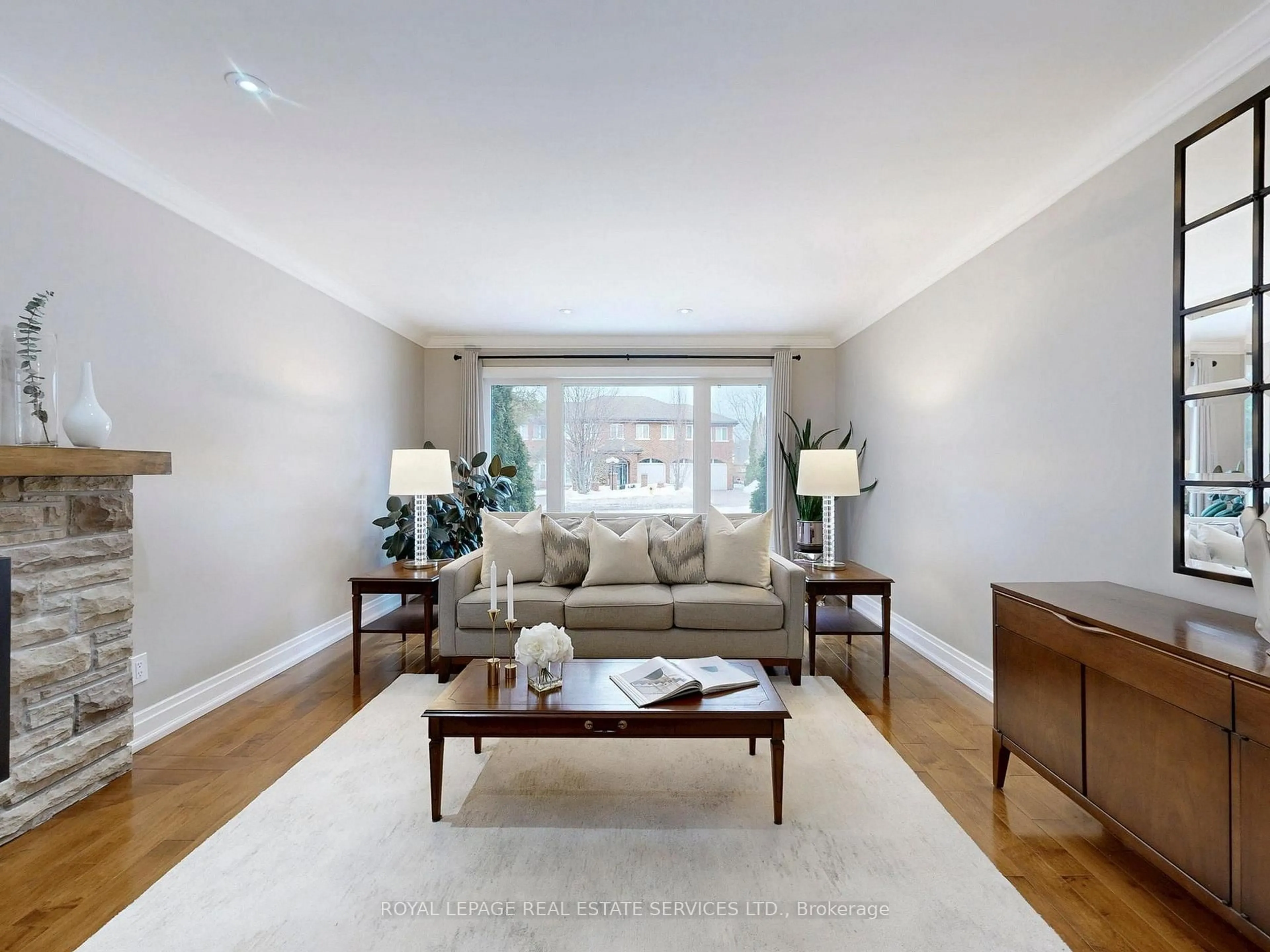 Living room with furniture, unknown for 219 Grandview Ave, Markham Ontario L3T 1J3