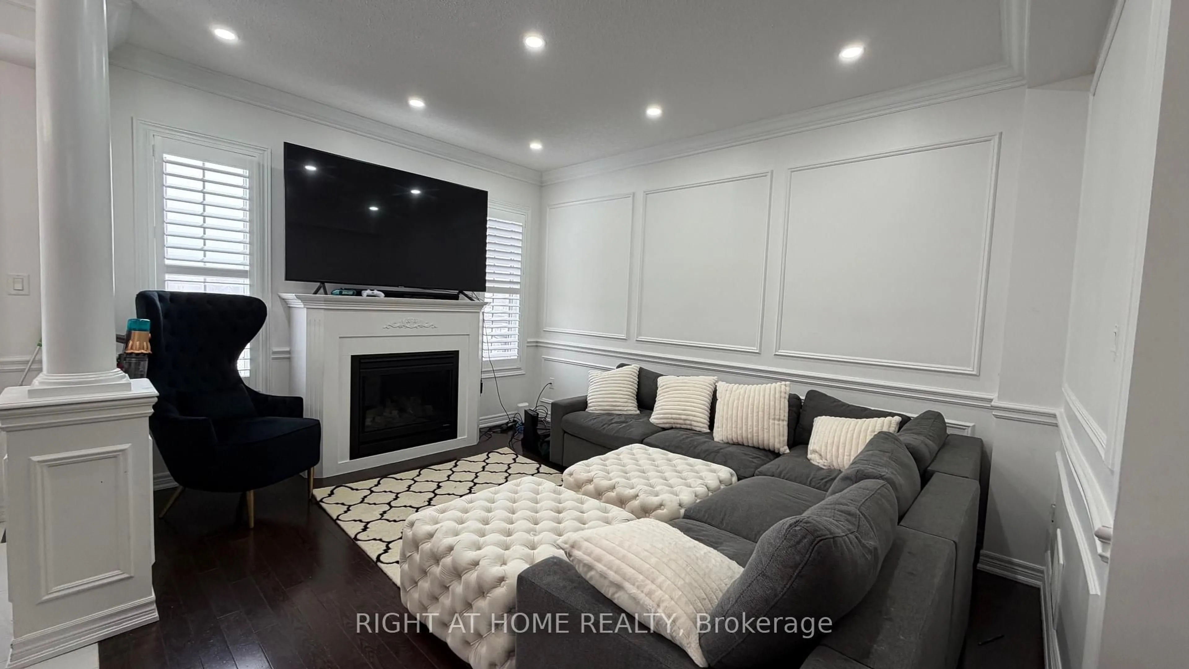 Living room with furniture, wood/laminate floor for 71 Betony Dr, Richmond Hill Ontario L4E 0V6