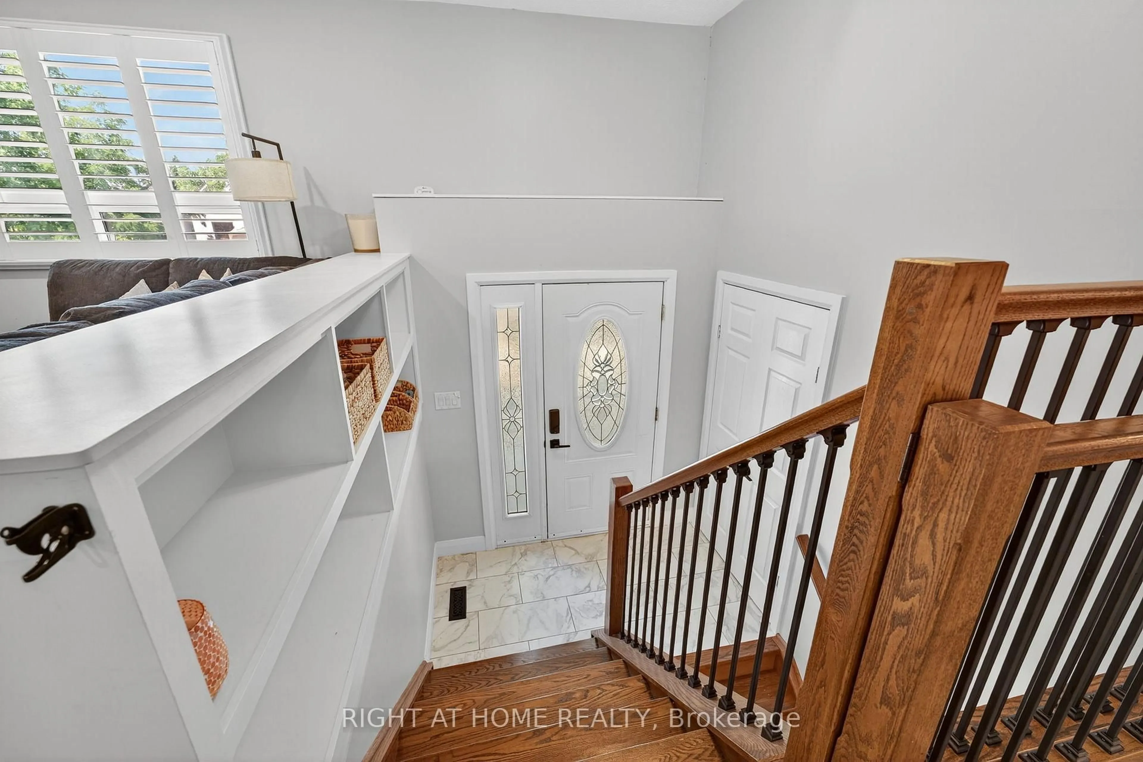 Indoor entryway for 2220 Richardson St, Innisfil Ontario L9S 1G5