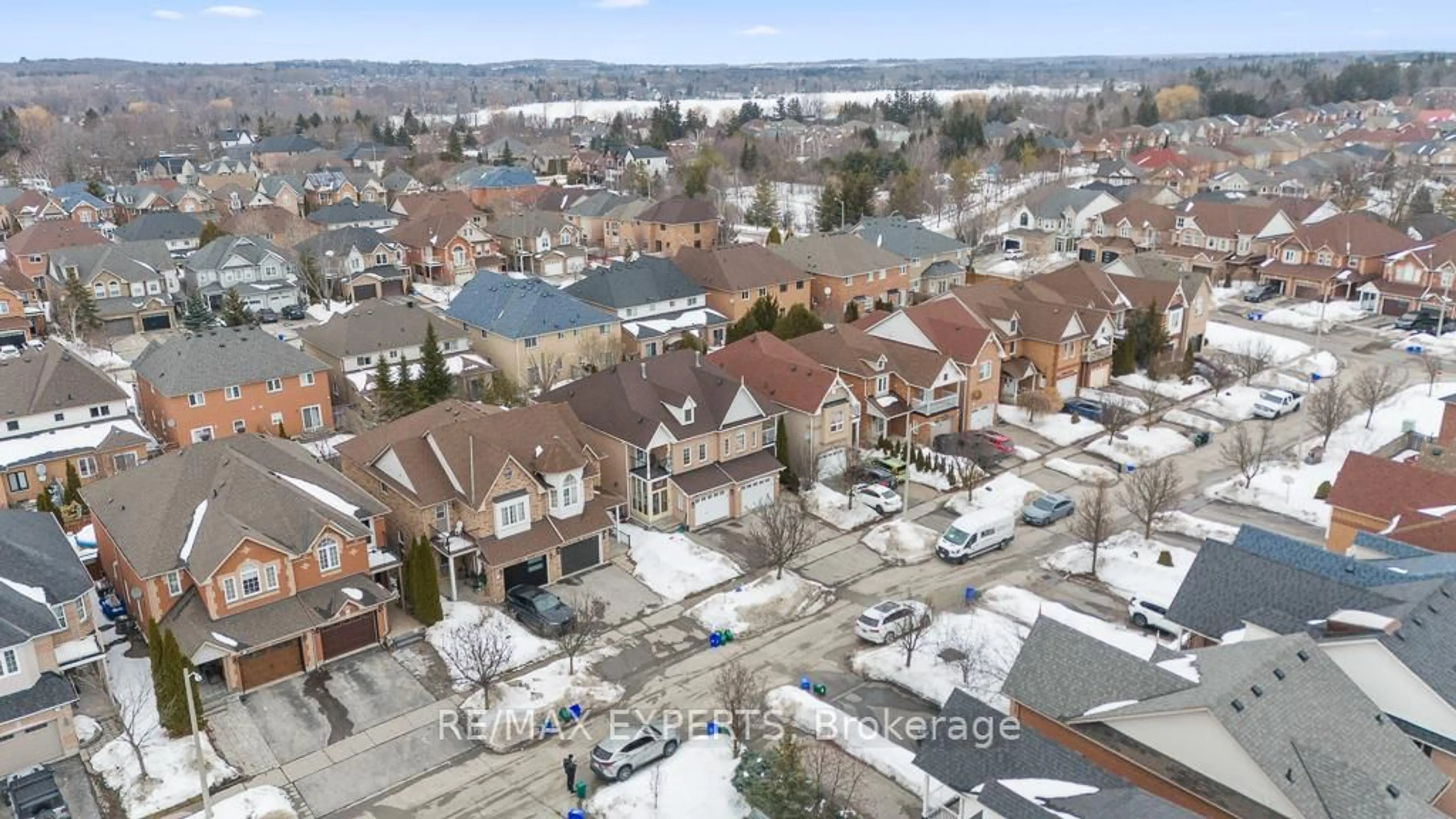A pic from outside/outdoor area/front of a property/back of a property/a pic from drone, unknown for 62 Colonial Cres, Richmond Hill Ontario L4E 3X3