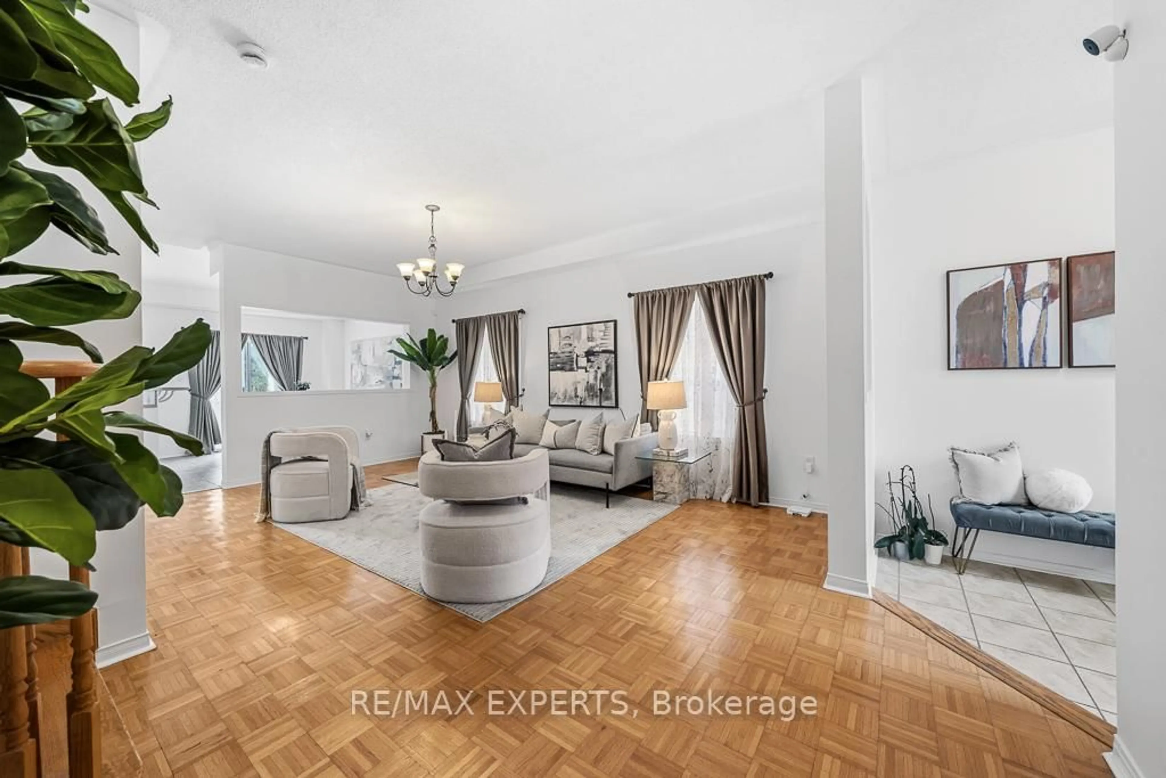 Living room with furniture, unknown for 62 Colonial Cres, Richmond Hill Ontario L4E 3X3