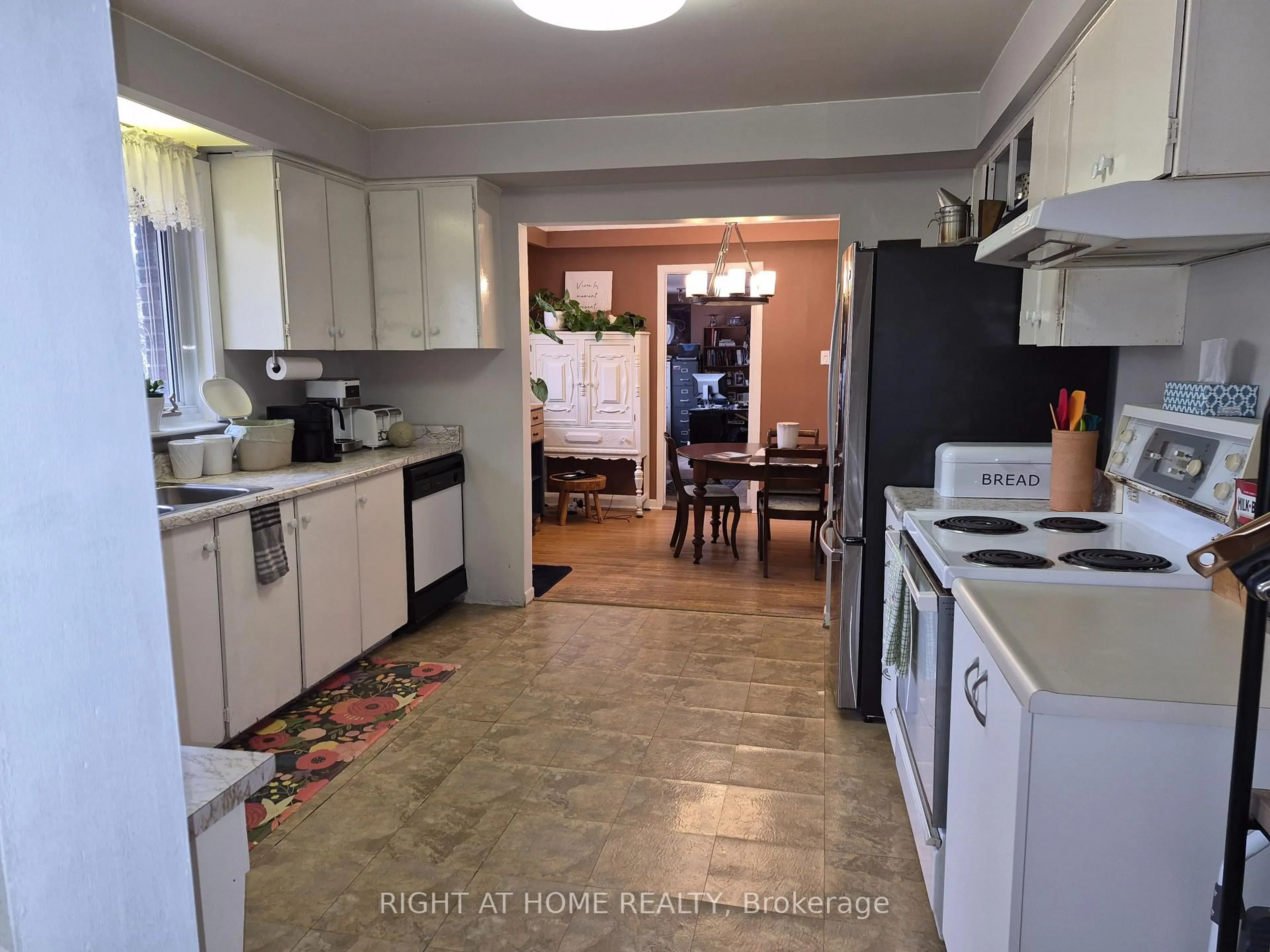 Standard kitchen, unknown for 18 Gallacher Ave, Richmond Hill Ontario L4E 2Y2