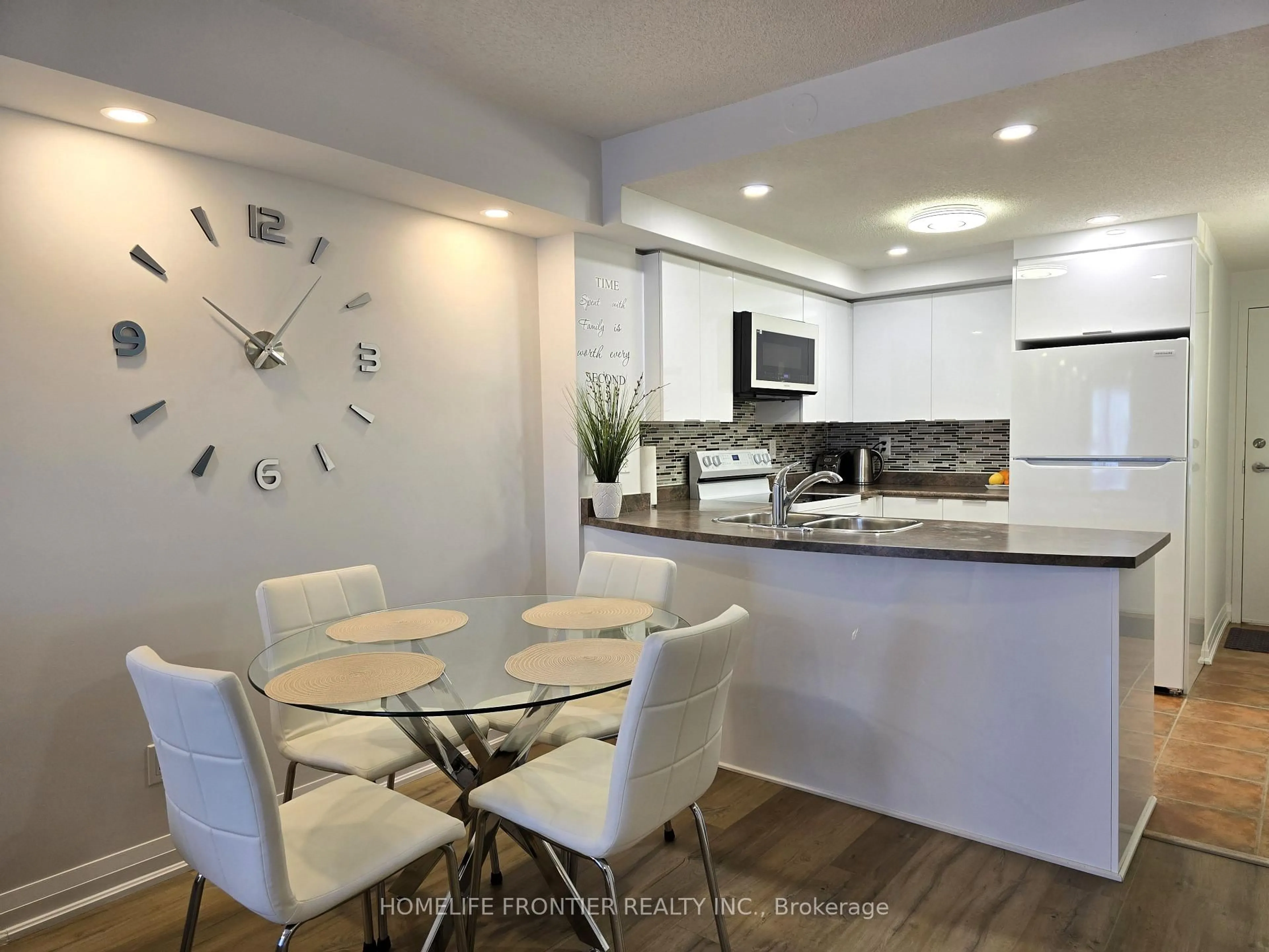 Open concept kitchen, unknown for 35 Hunt Ave #201, Richmond Hill Ontario L4C 4H1
