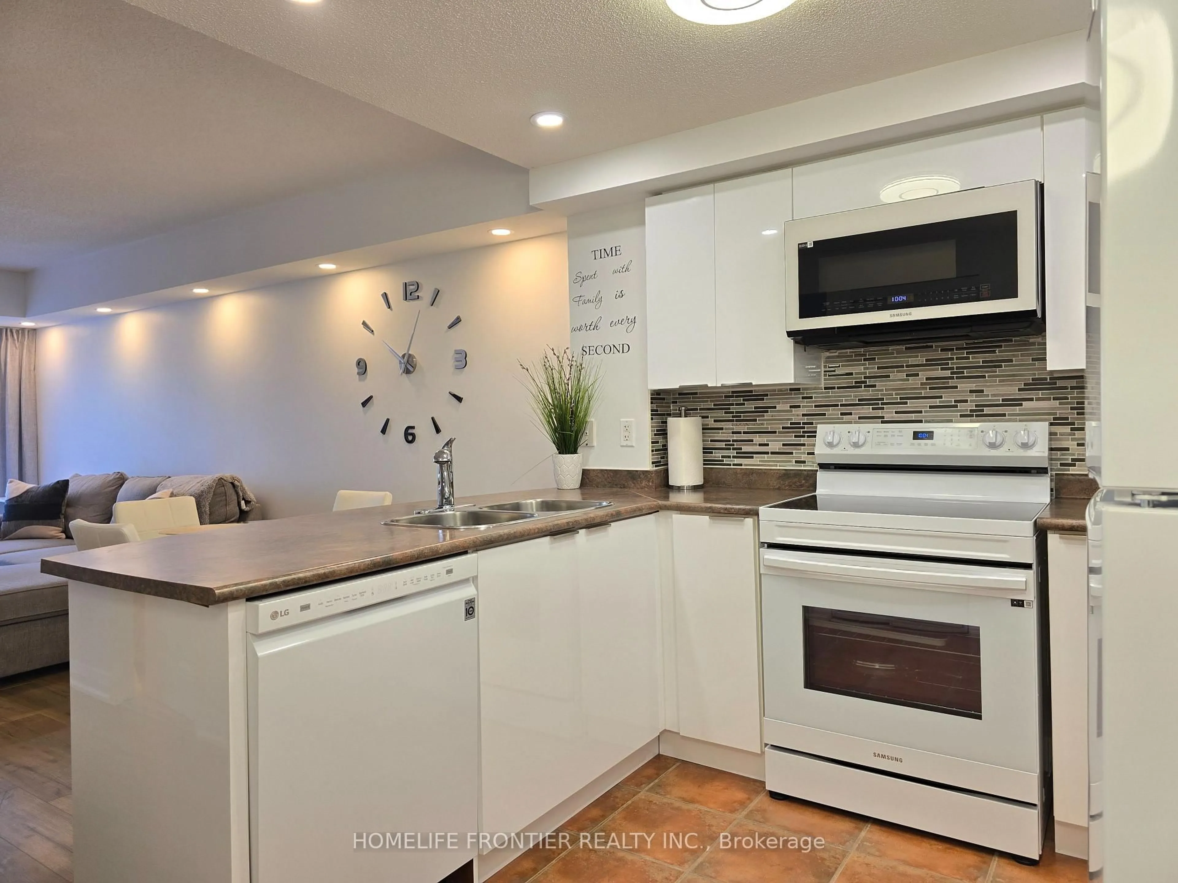 Open concept kitchen, ceramic/tile floor for 35 Hunt Ave #201, Richmond Hill Ontario L4C 4H1