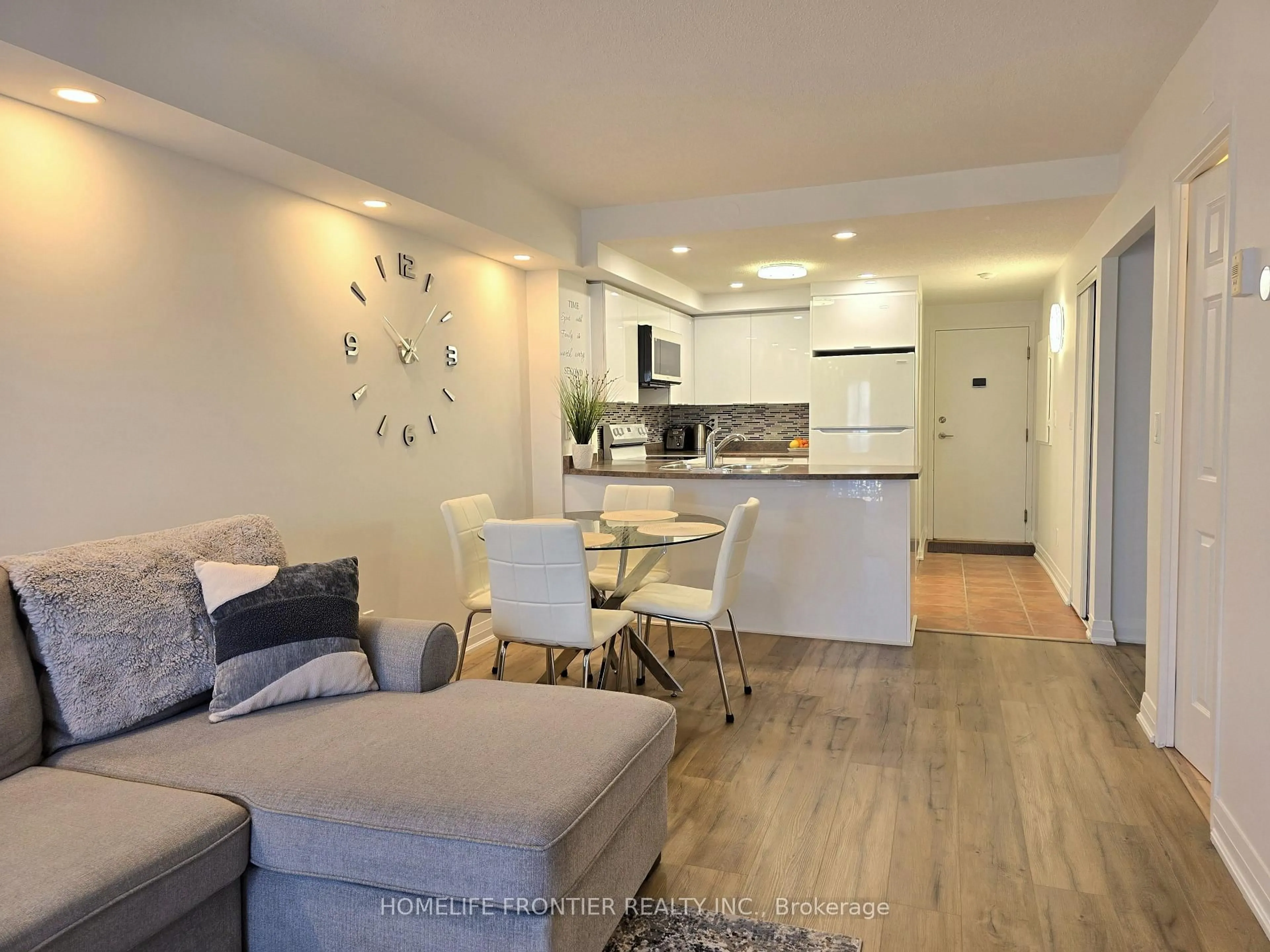 Living room with furniture, unknown for 35 Hunt Ave #201, Richmond Hill Ontario L4C 4H1