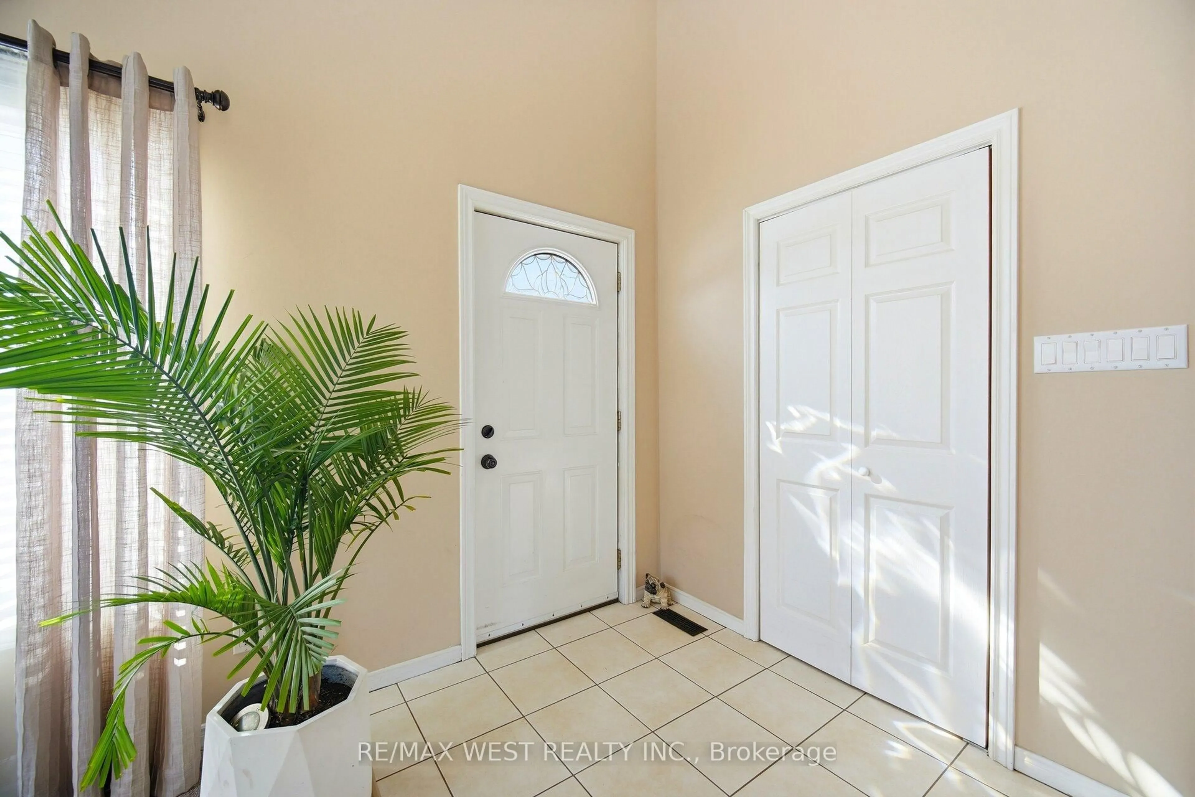 Indoor entryway for 924 Vicrol Dr, Innisfil Ontario L9S 1V4