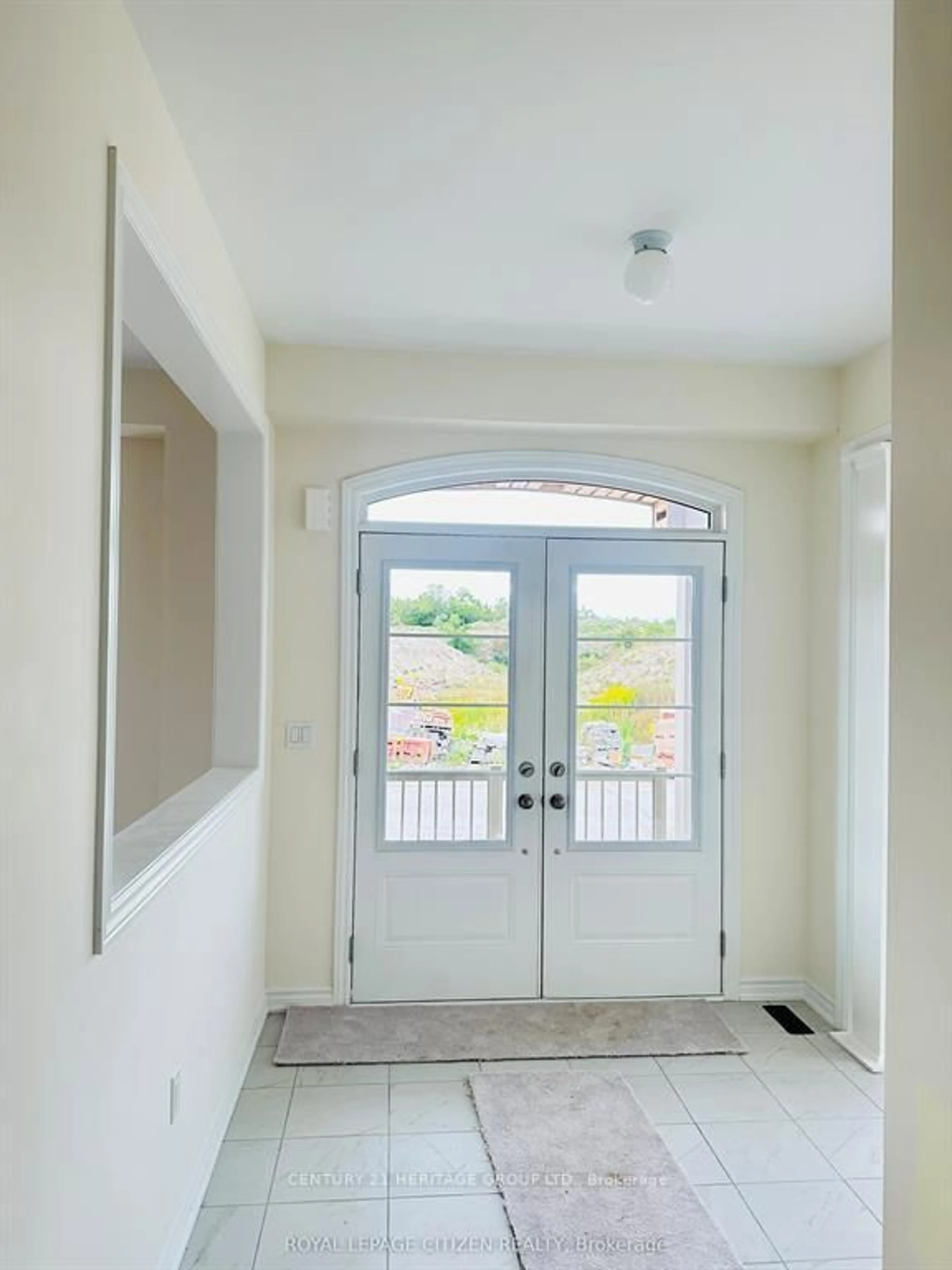 Indoor entryway for 1 Wayne Allison Dr, Georgina Ontario L0E 1R0