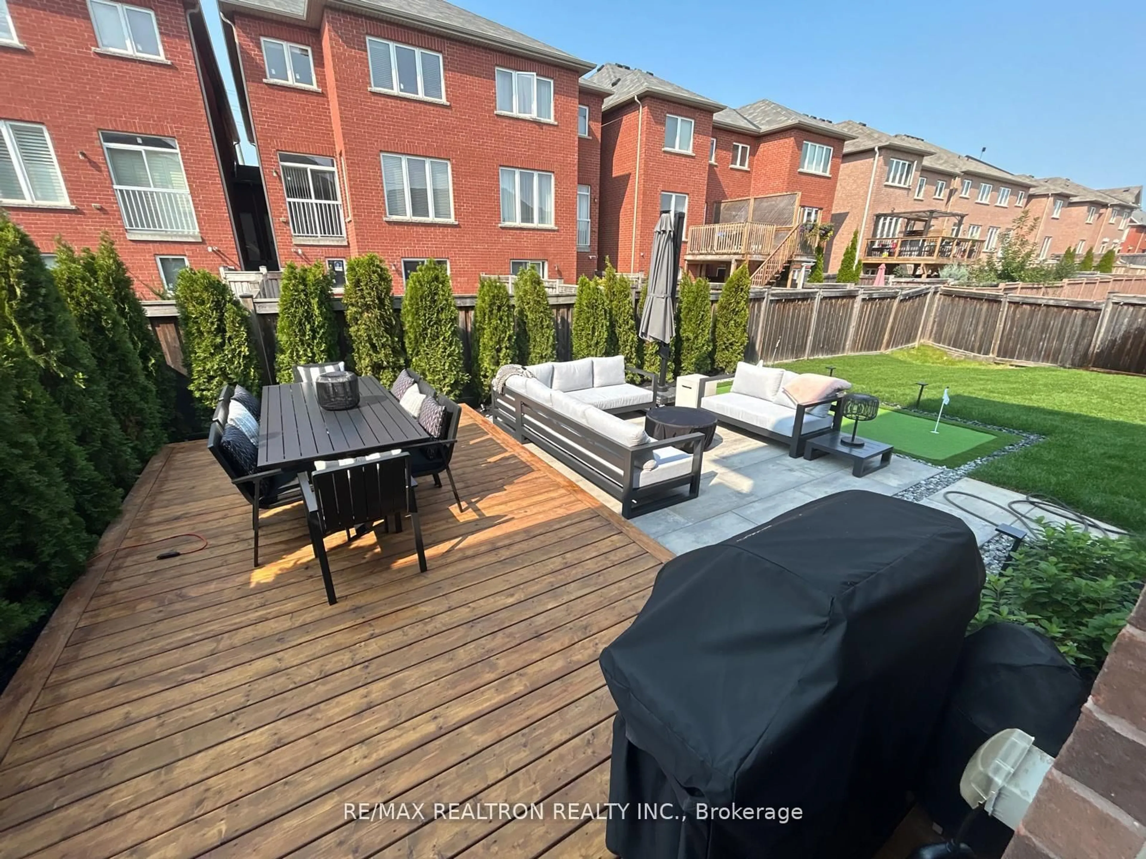 Patio, street for 18 London Pride Dr, Richmond Hill Ontario L4E 0X2