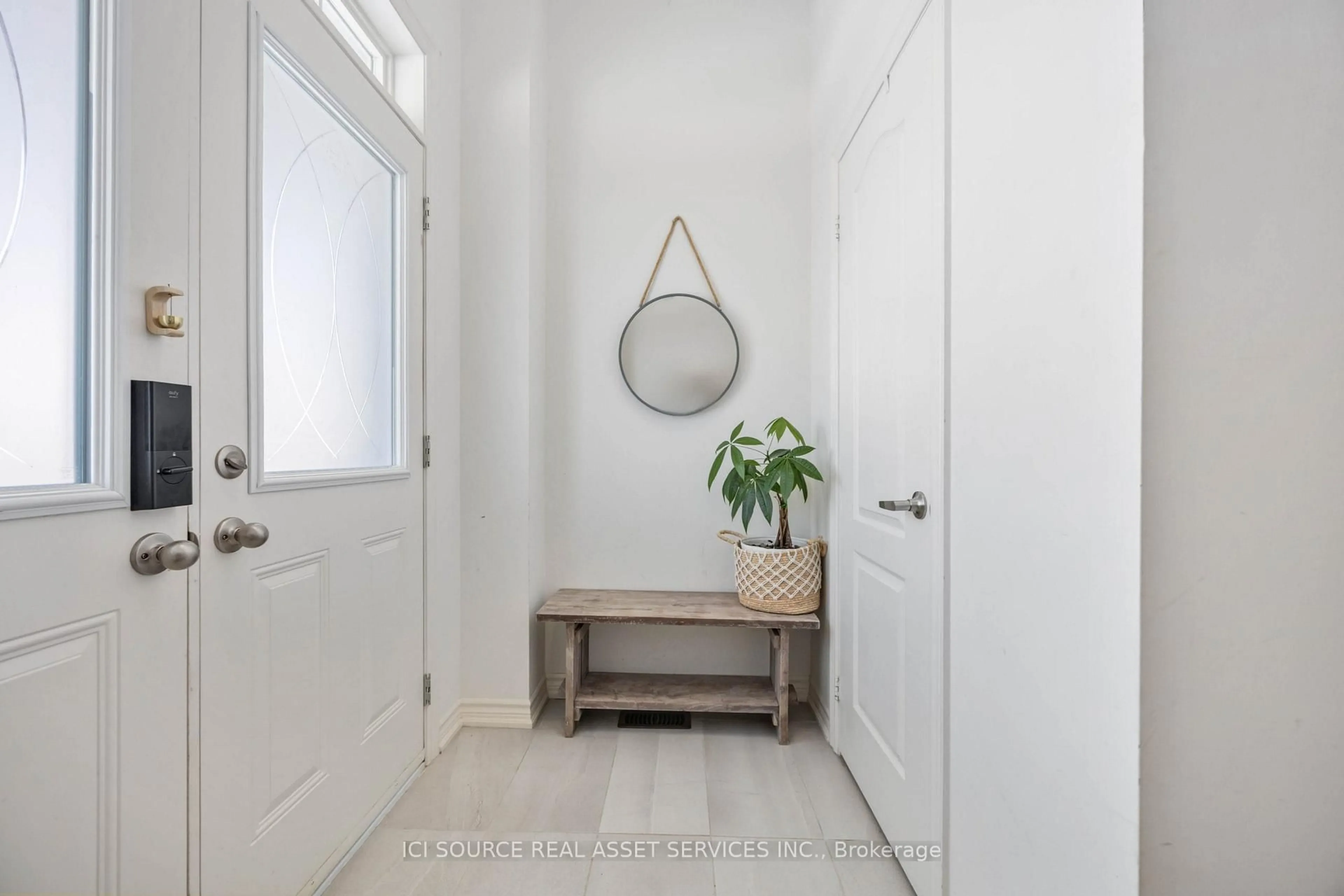 Indoor entryway for 69 Markview Rd, Whitchurch-Stouffville Ontario L4A 4W3