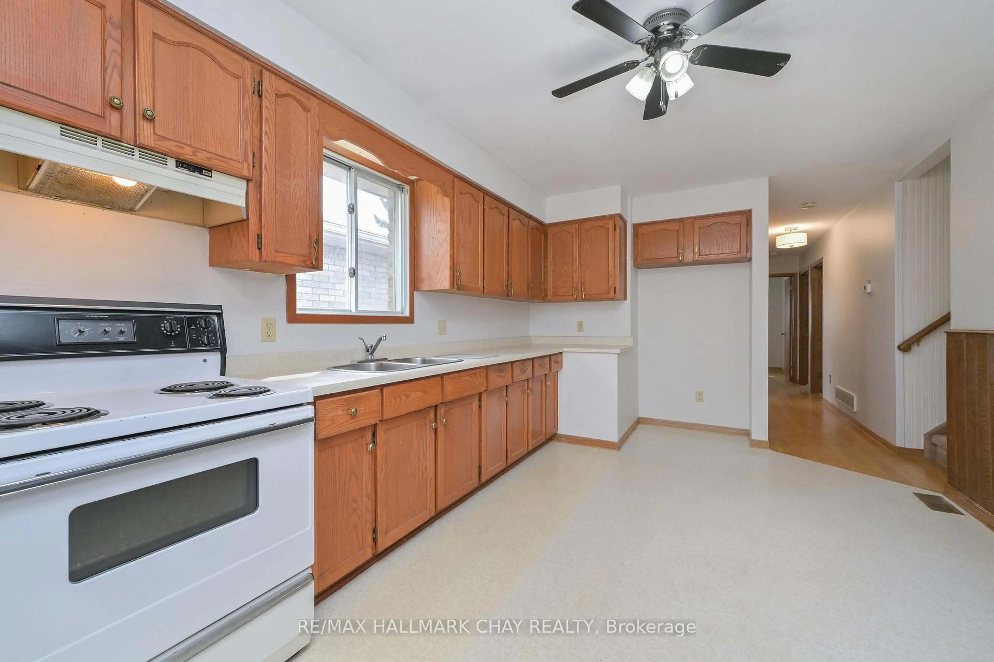 Standard kitchen, ceramic/tile floor for 133 Cunningham Dr, New Tecumseth Ontario L0M 1A0