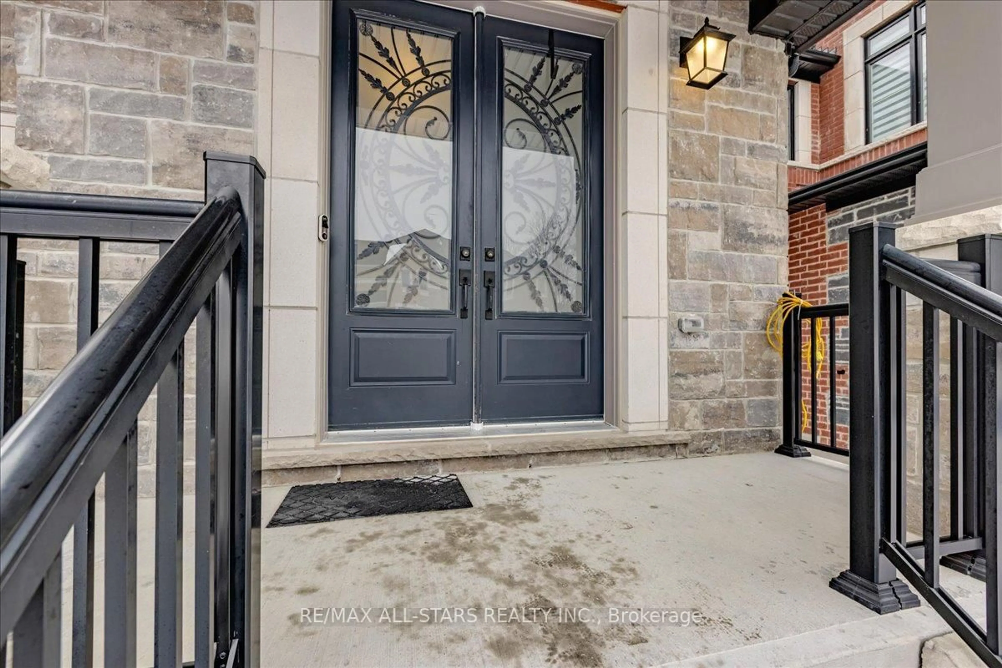 Indoor entryway for 2105 Wilson St, Innisfil Ontario L9S 0N8