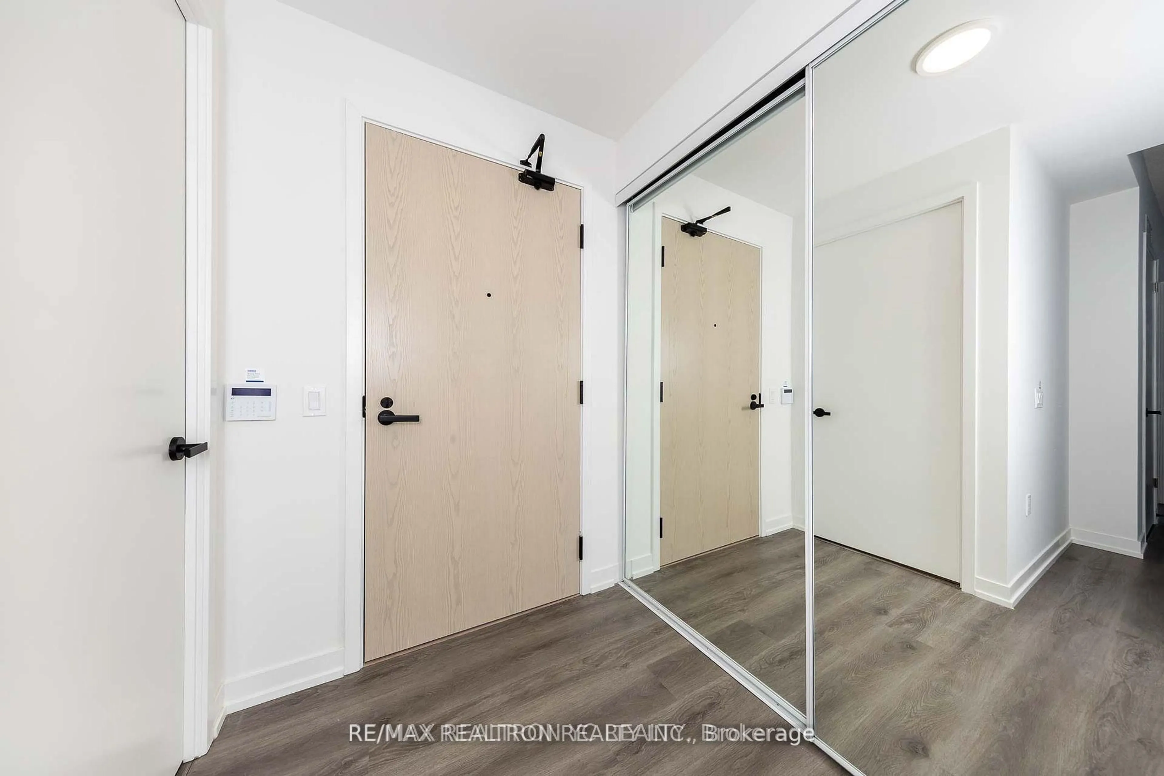Indoor entryway for 225 Commerce St #3501, Vaughan Ontario L4K 0R1