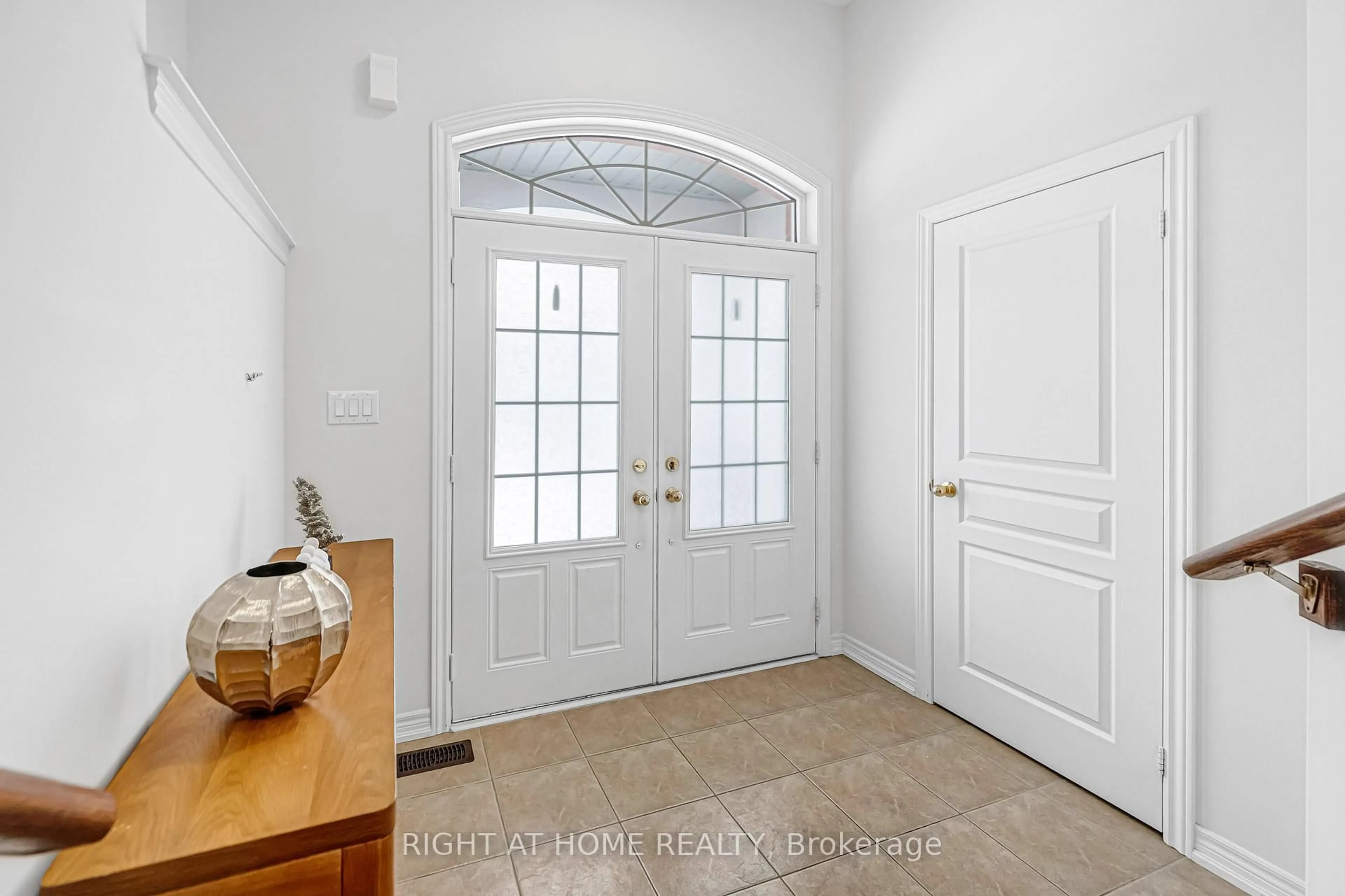 Indoor entryway for 38 Kellington Tr, Whitchurch-Stouffville Ontario L4A 1X6
