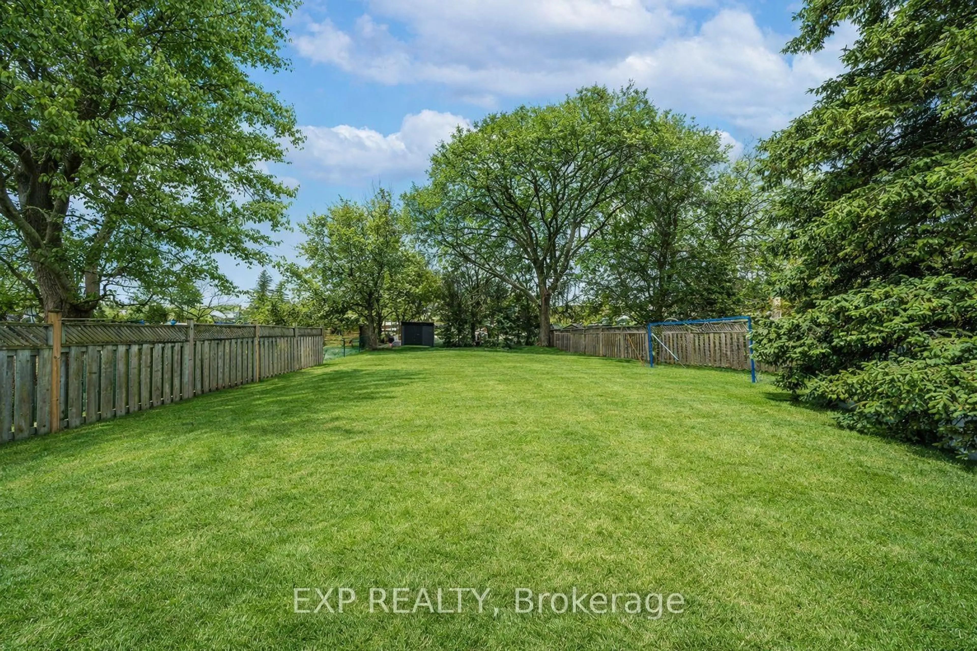 A pic from outside/outdoor area/front of a property/back of a property/a pic from drone, forest/trees view for 58 Spruce Ave, Richmond Hill Ontario L4C 6W1