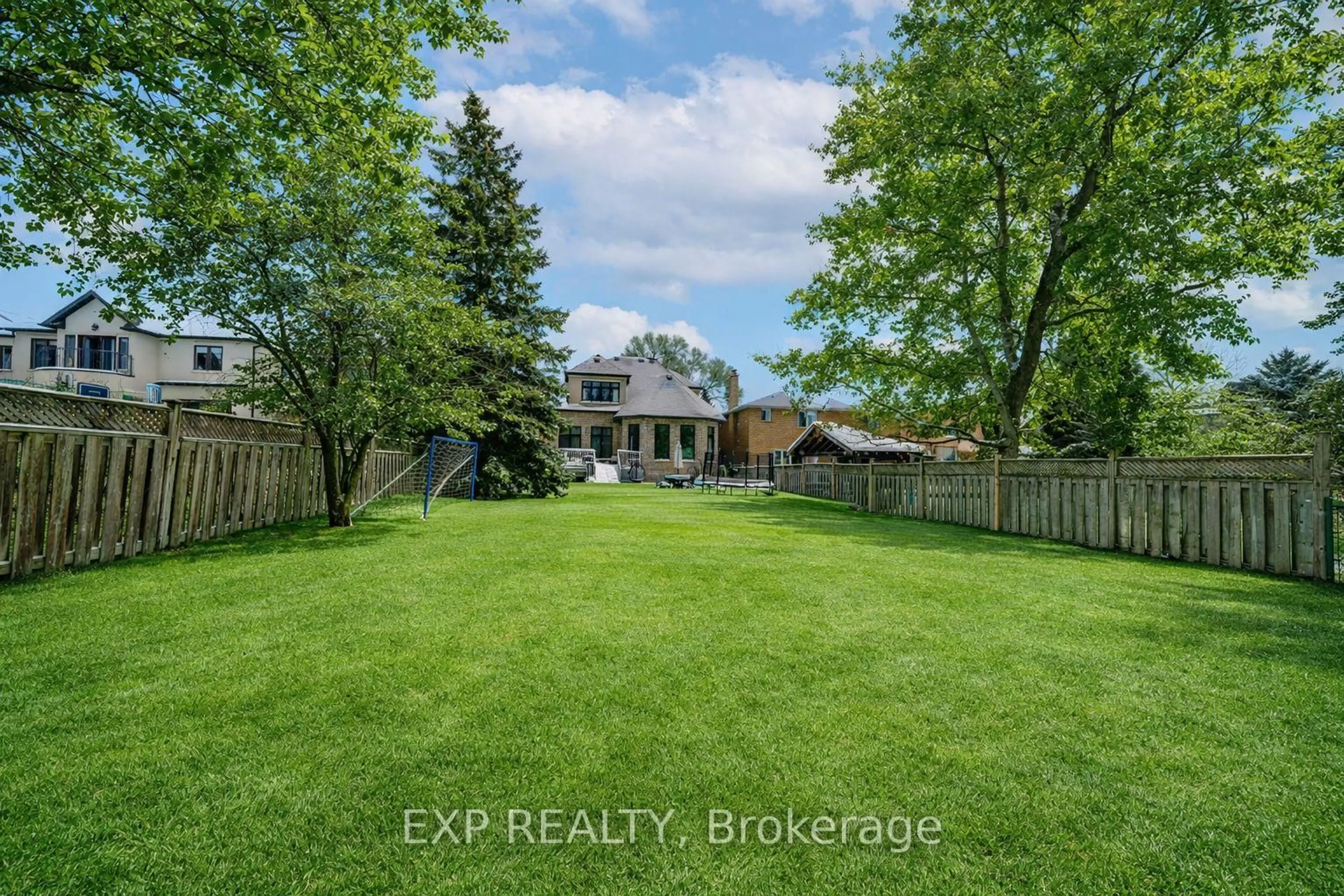 A pic from outside/outdoor area/front of a property/back of a property/a pic from drone, street for 58 Spruce Ave, Richmond Hill Ontario L4C 6W1