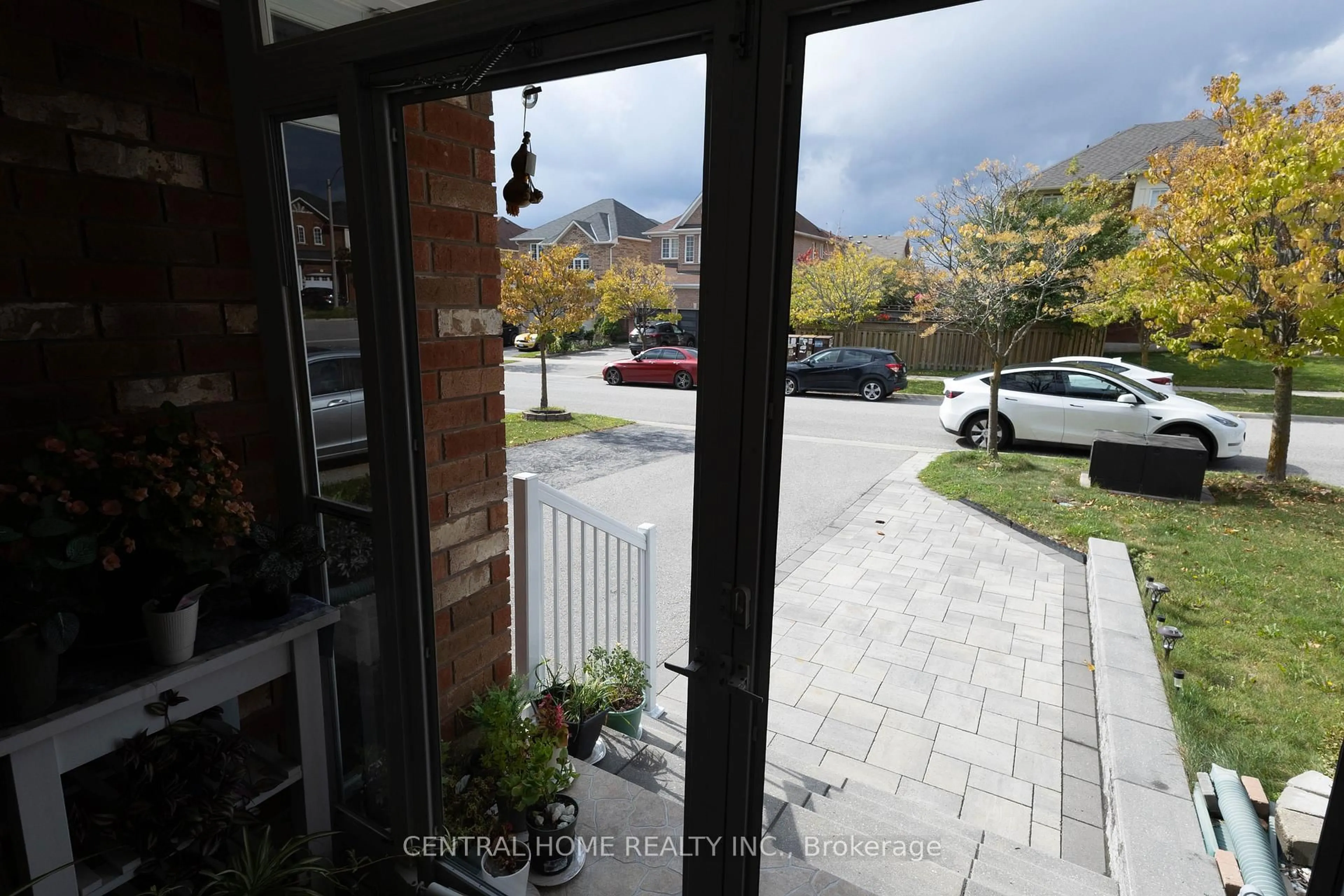 Patio, mountain view for 165 Manorheights St, Richmond Hill Ontario L4S 2S8