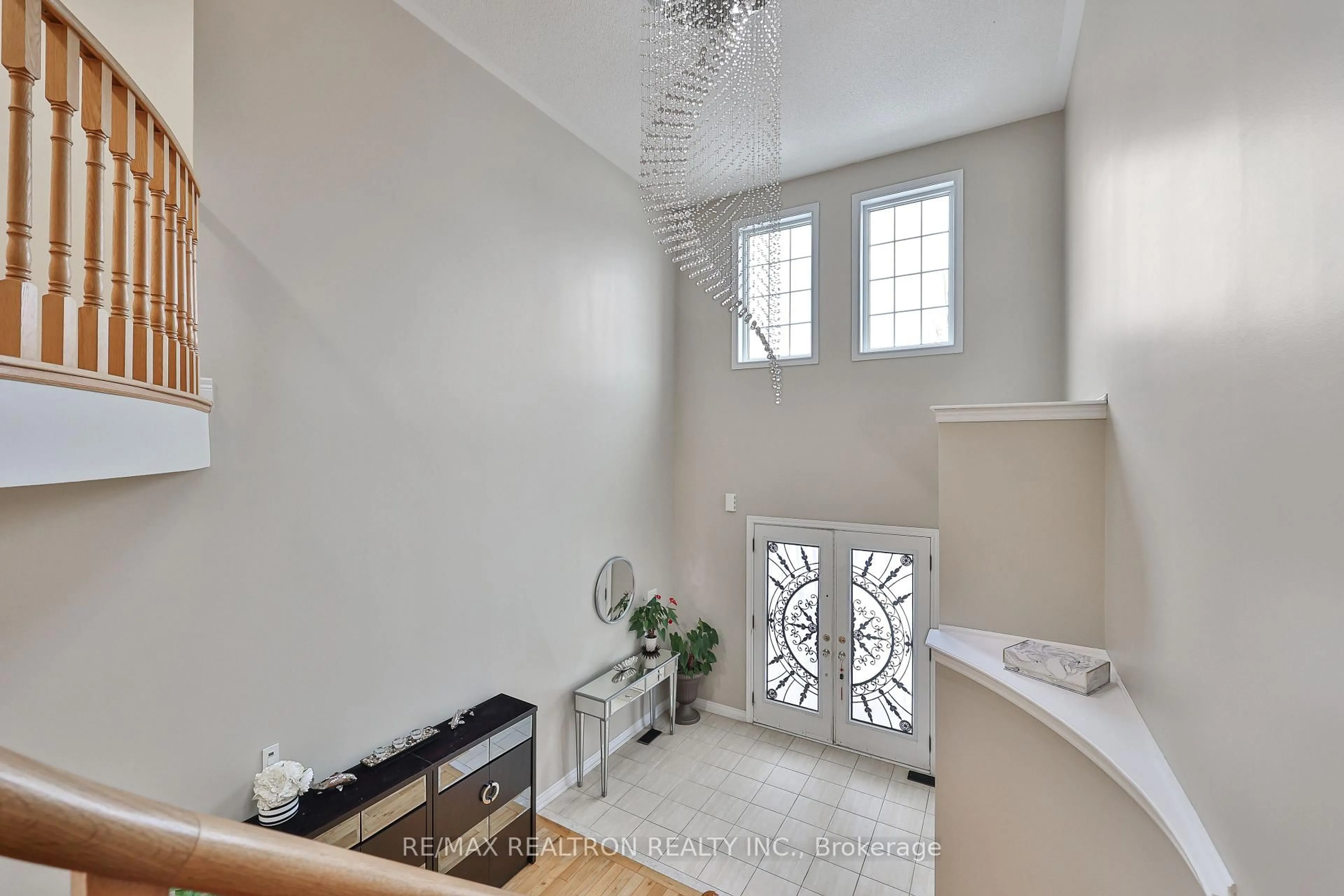 Indoor entryway for 16 Mckenzie Way, Bradford West Gwillimbury Ontario L3Z 0K1