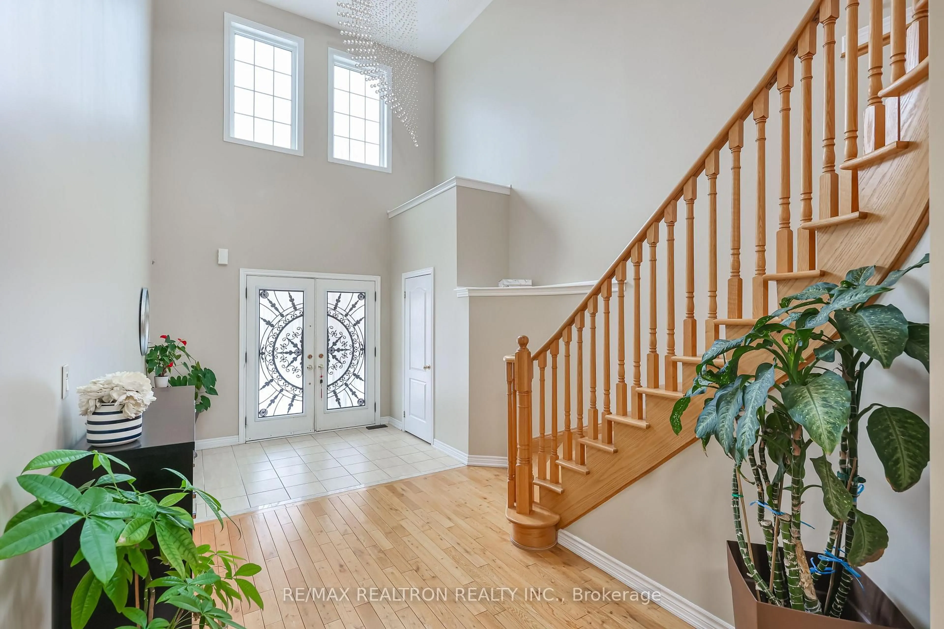 Indoor entryway for 16 Mckenzie Way, Bradford West Gwillimbury Ontario L3Z 0K1