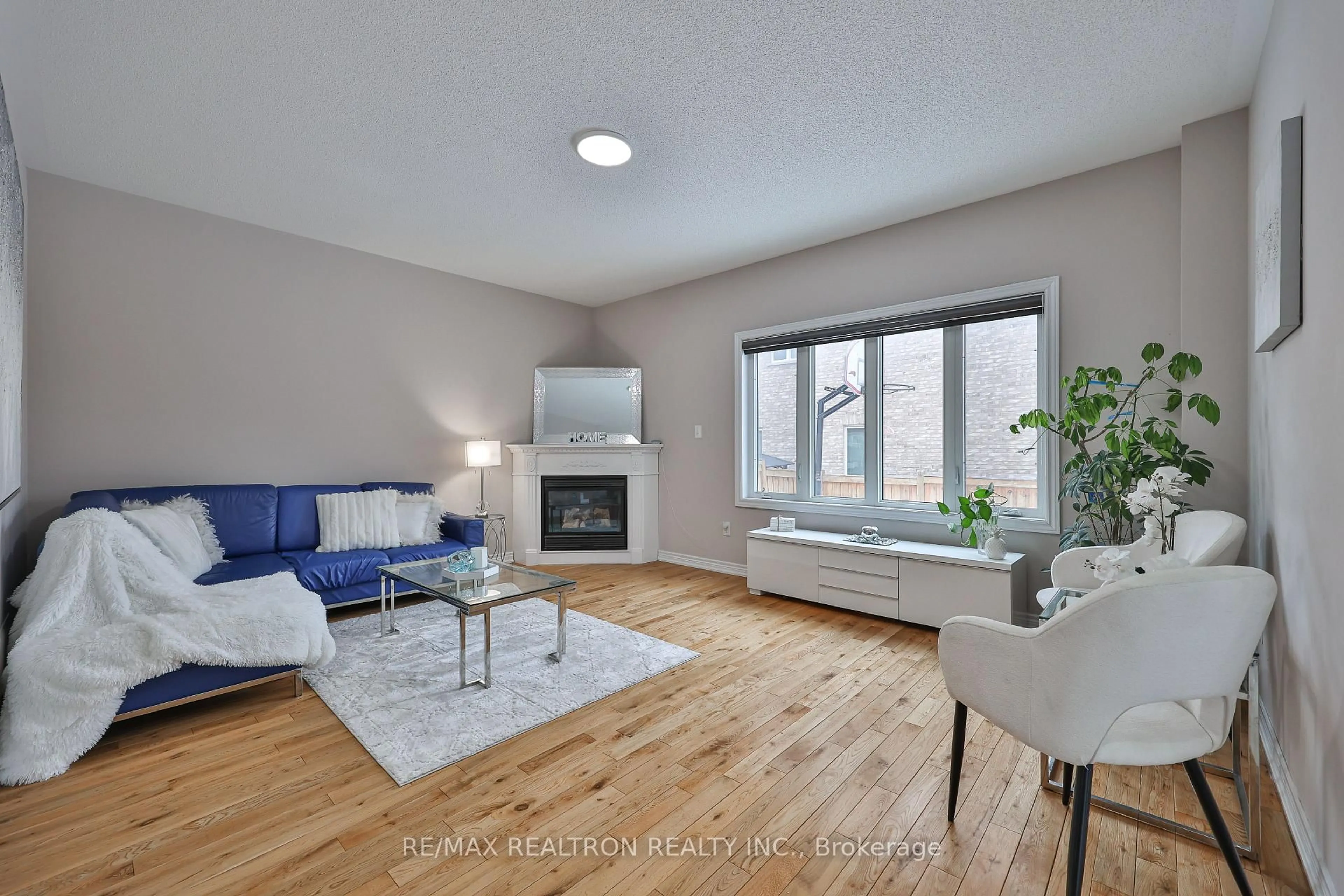 Living room with furniture, wood/laminate floor for 16 Mckenzie Way, Bradford West Gwillimbury Ontario L3Z 0K1