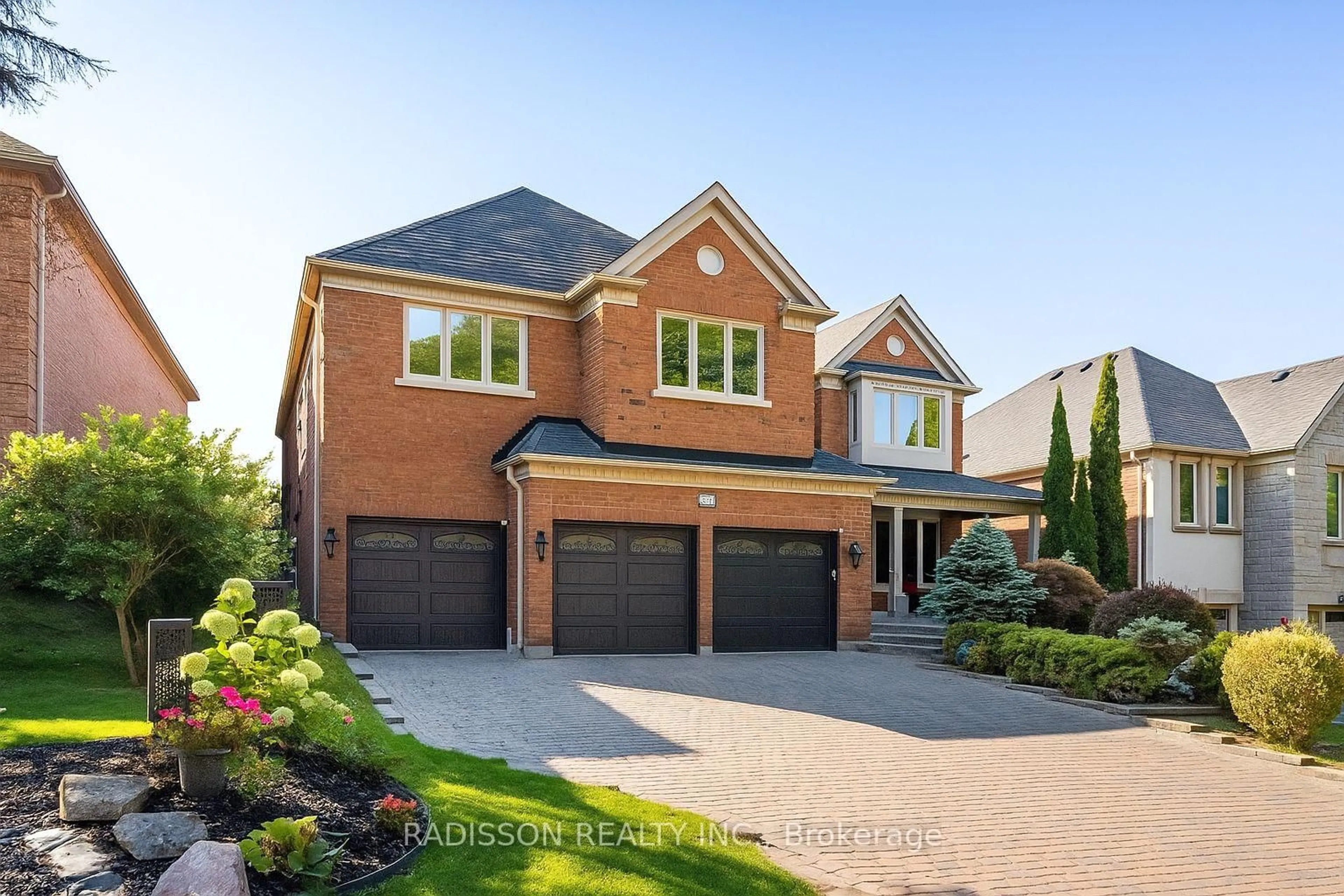 Home with brick exterior material, street for 956 Portminster Crt, Newmarket Ontario L3X 1L8