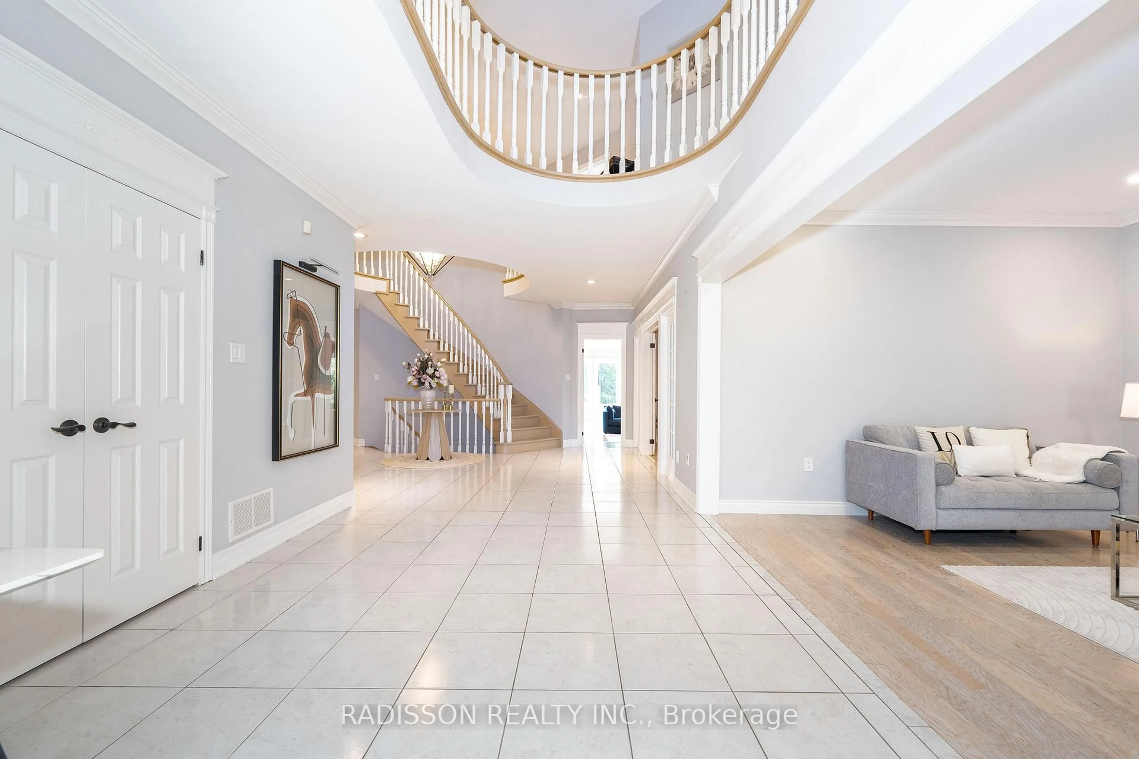 Indoor foyer for 956 Portminster Crt, Newmarket Ontario L3X 1L8