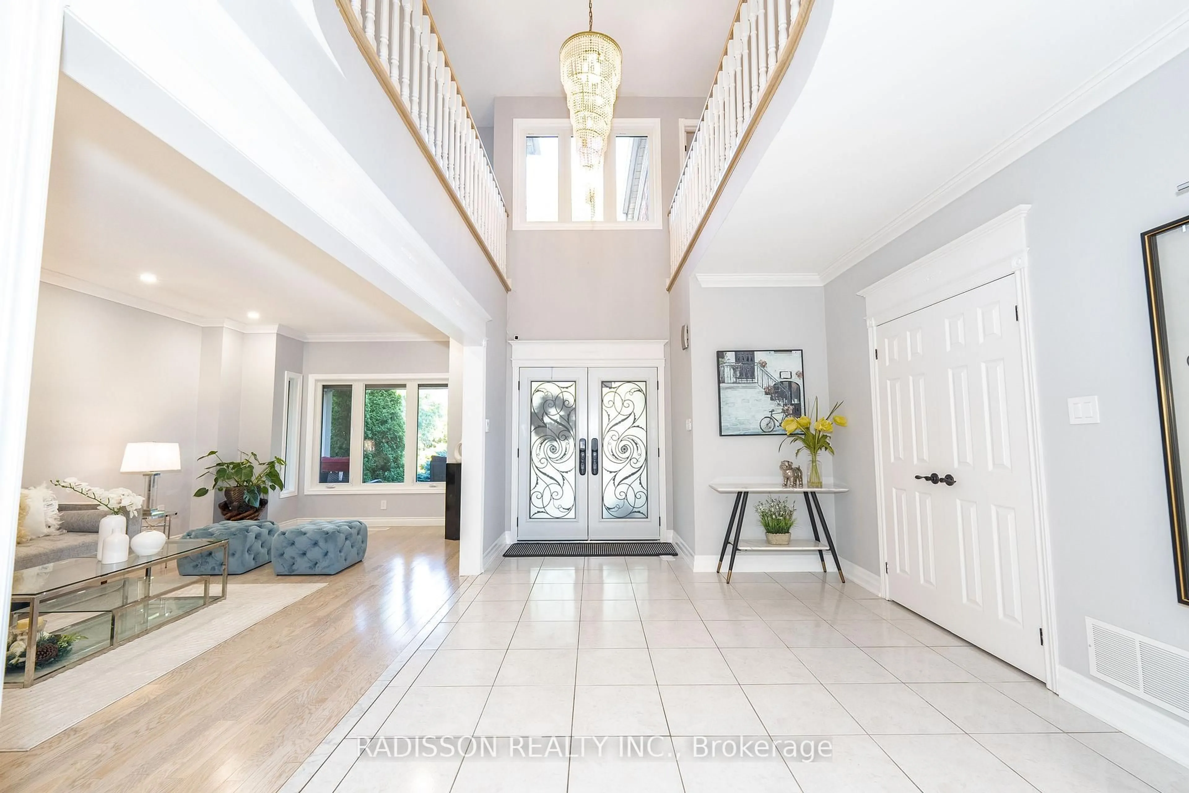 Indoor foyer for 956 Portminster Crt, Newmarket Ontario L3X 1L8