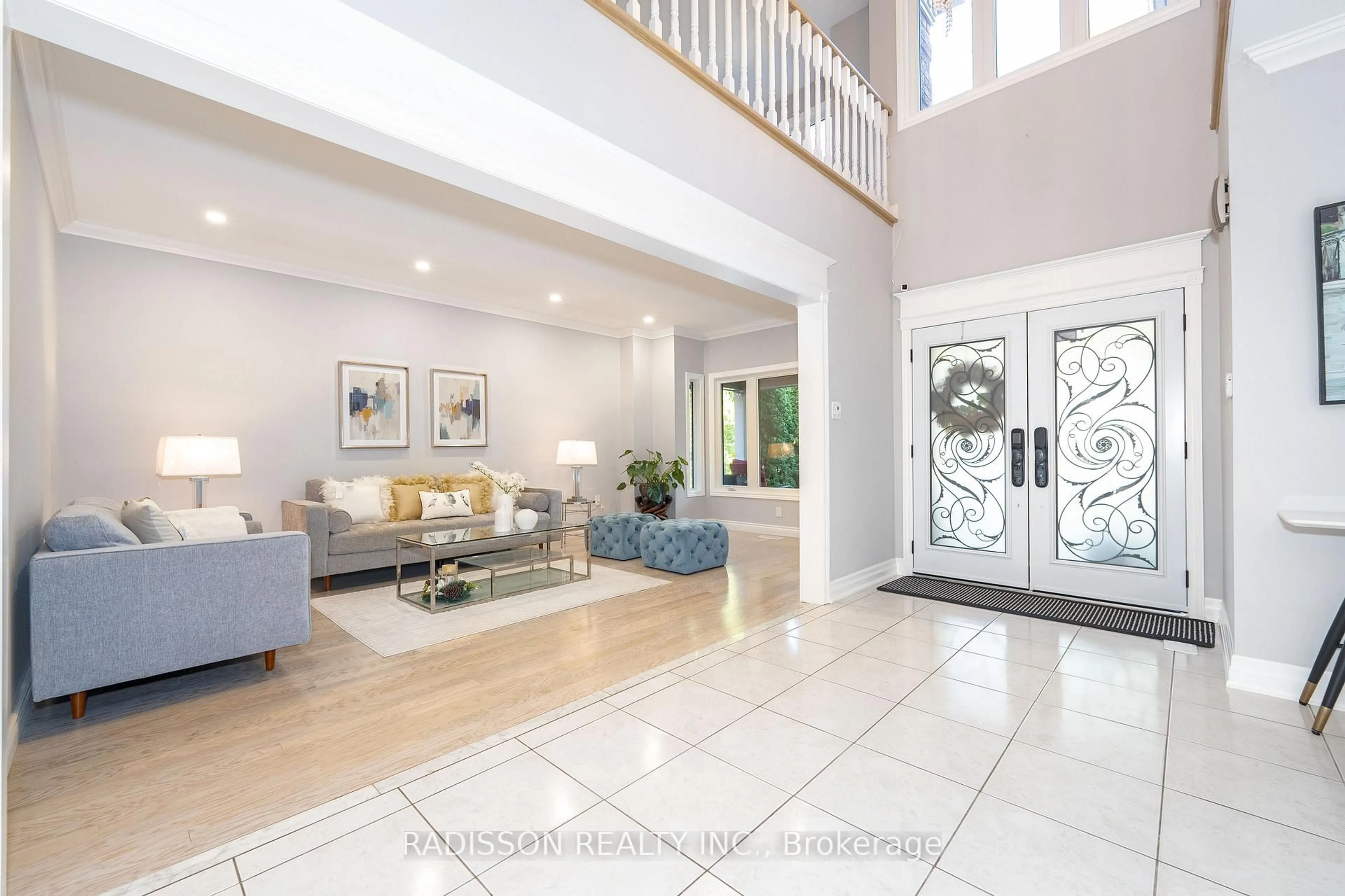 Indoor foyer for 956 Portminster Crt, Newmarket Ontario L3X 1L8