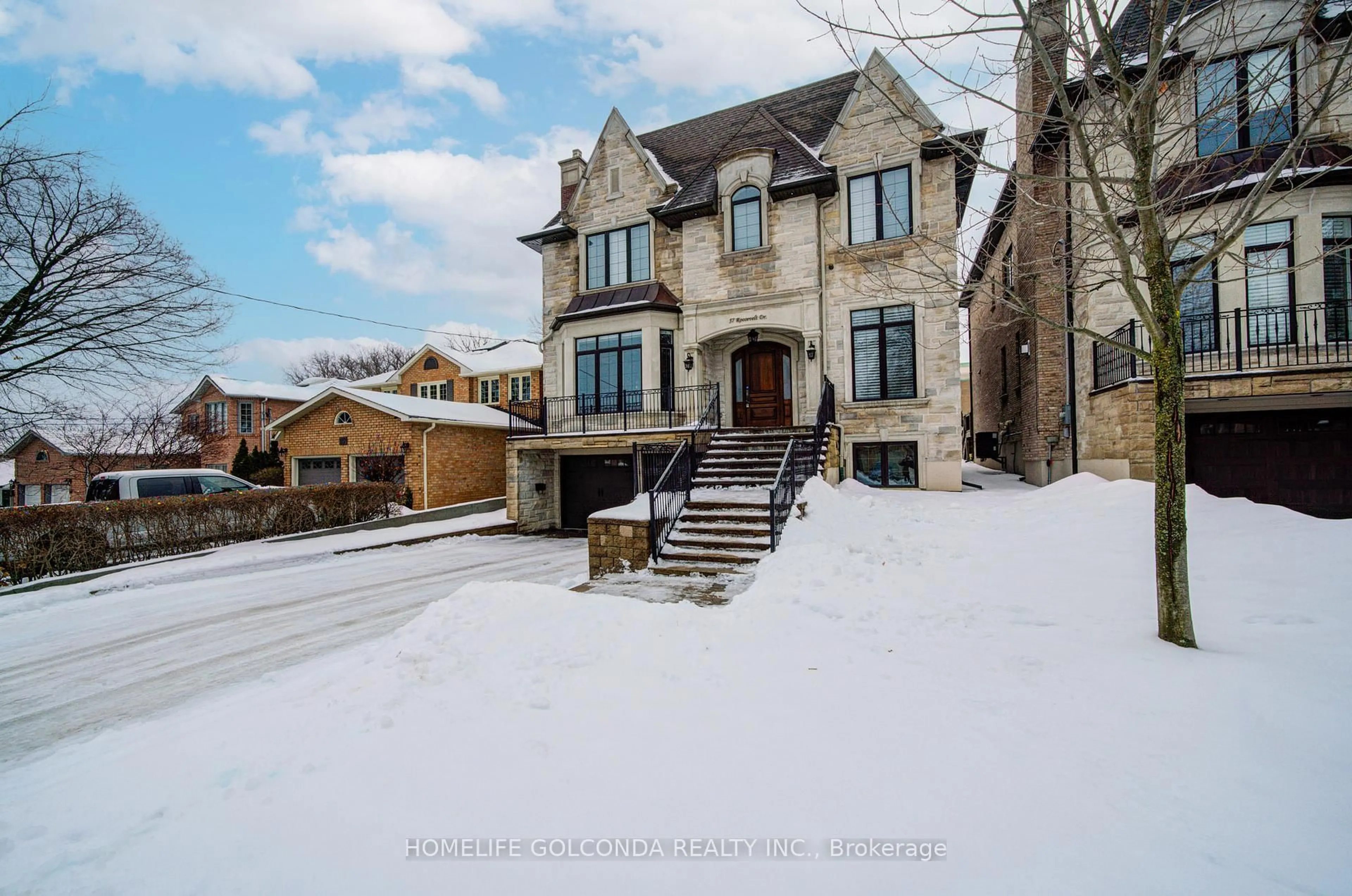 A pic from outside/outdoor area/front of a property/back of a property/a pic from drone, street for 57 Roosevelt Dr, Richmond Hill Ontario L4C 6V2