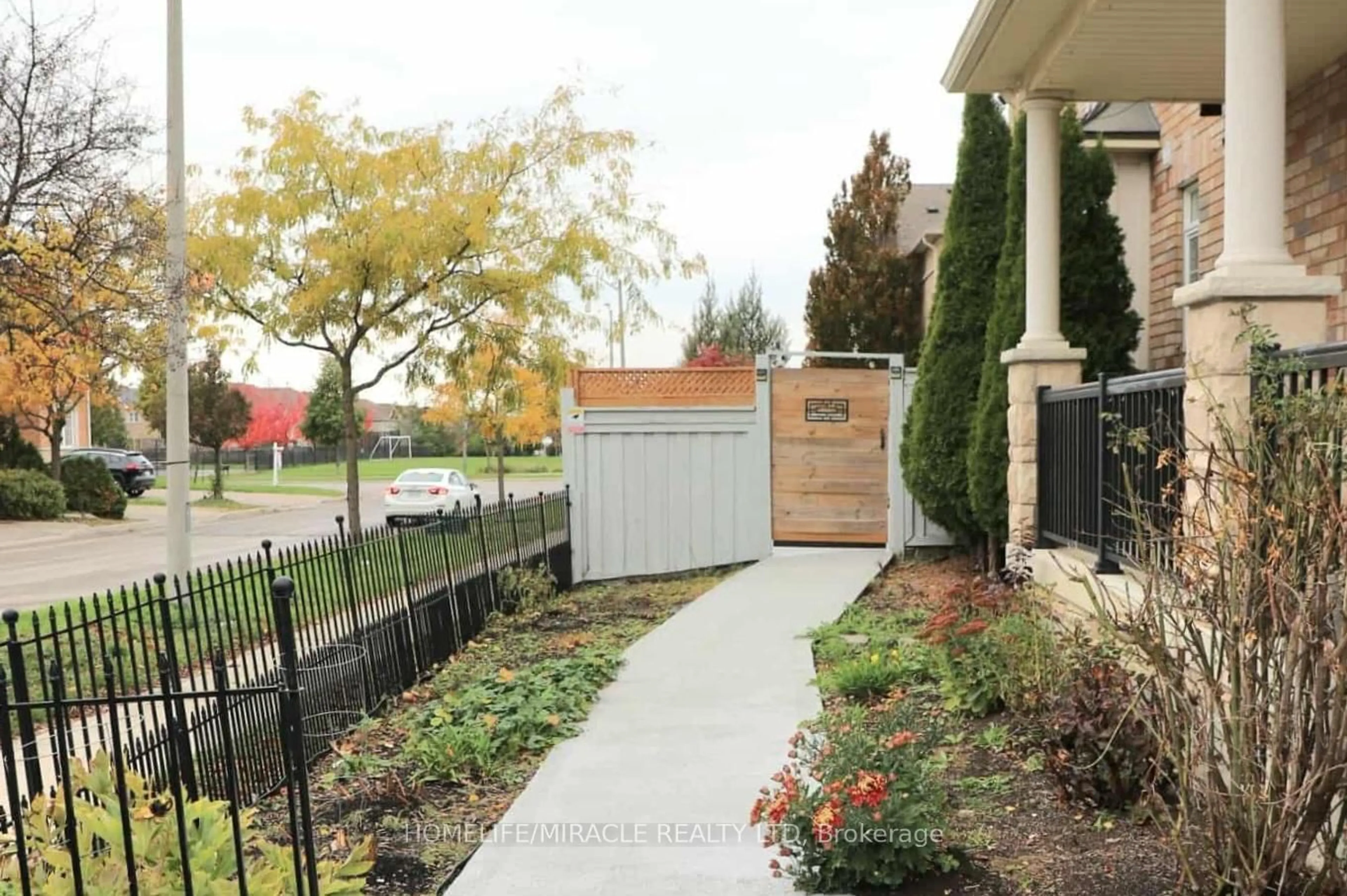 Patio, street for 243 Venice Gate Dr, Vaughan Ontario L4H 0G1