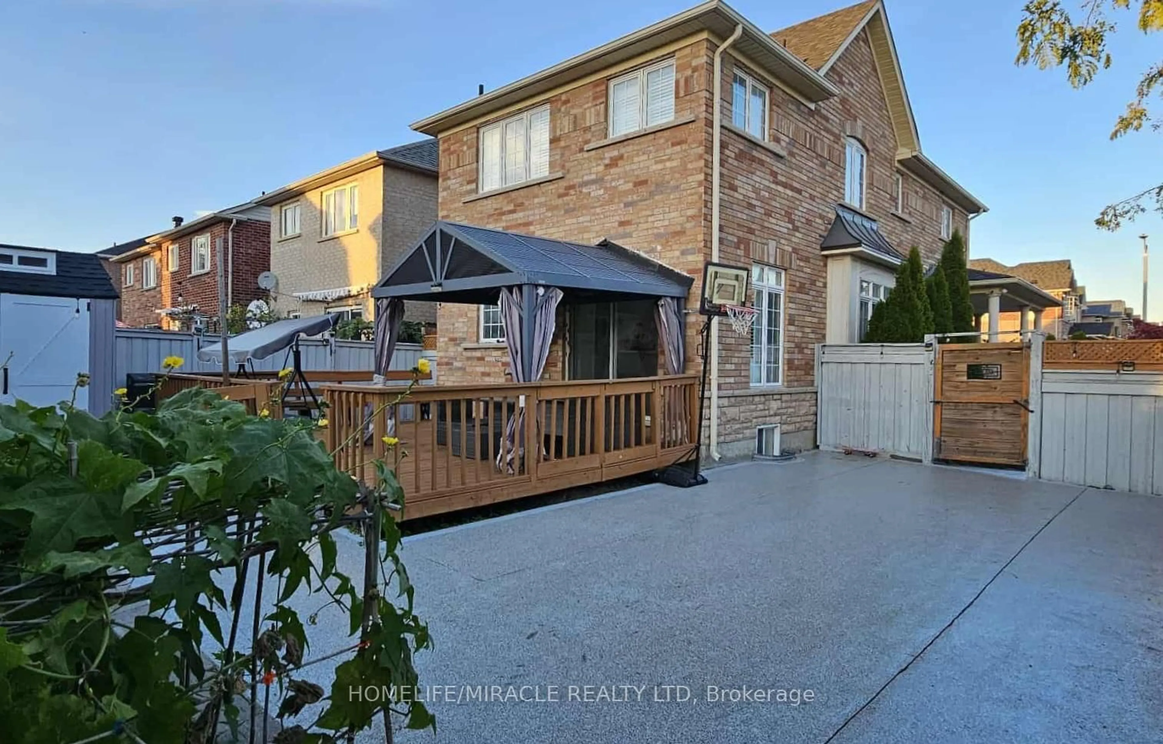 A pic from outside/outdoor area/front of a property/back of a property/a pic from drone, street for 243 Venice Gate Dr, Vaughan Ontario L4H 0G1