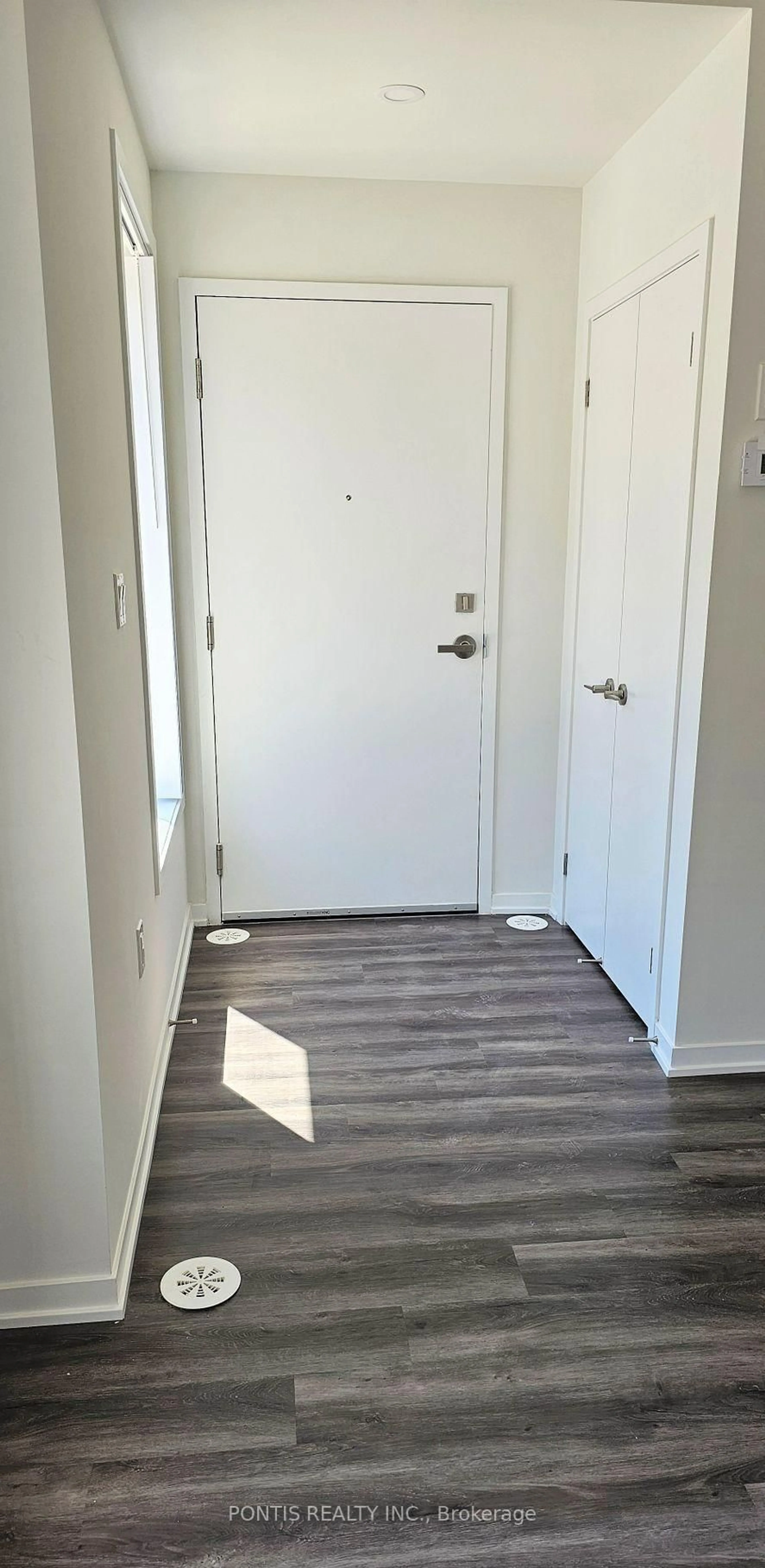 Indoor entryway for 141 Honeycrisp Cres #TH 200, Vaughan Ontario L4K 0N6