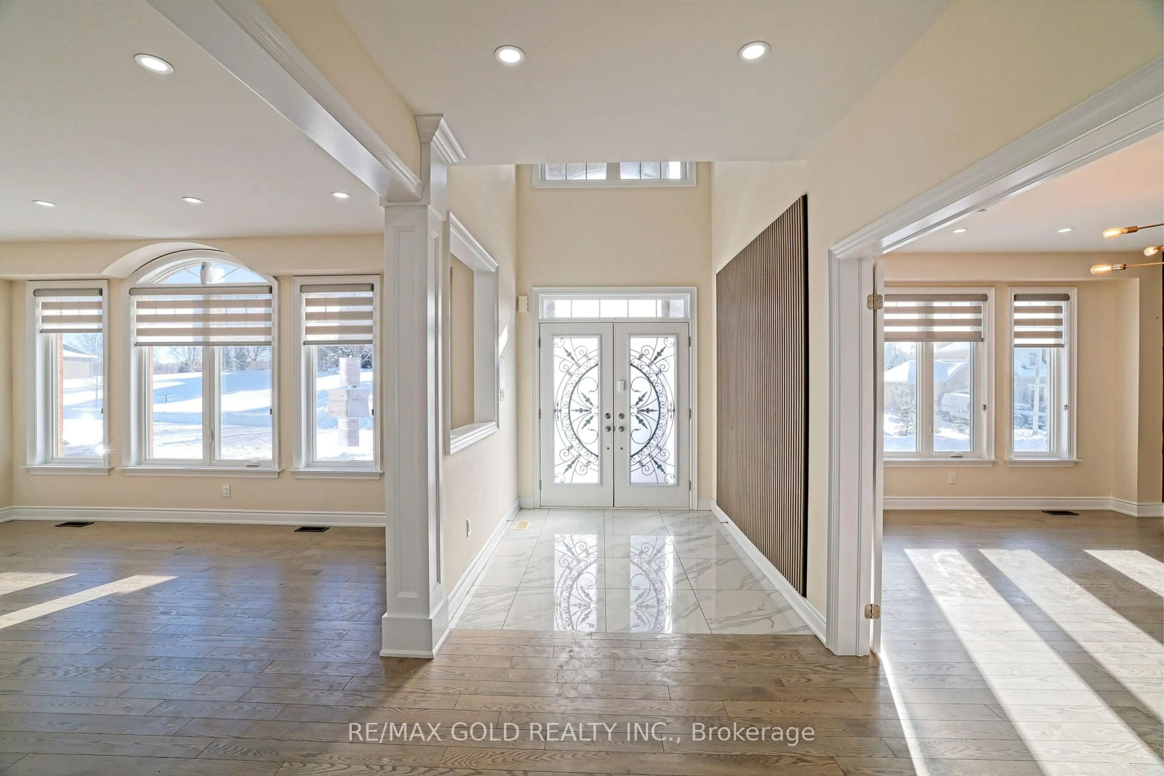 Indoor entryway for 10 Stewart Cres, Essa Ontario L0L 2N0
