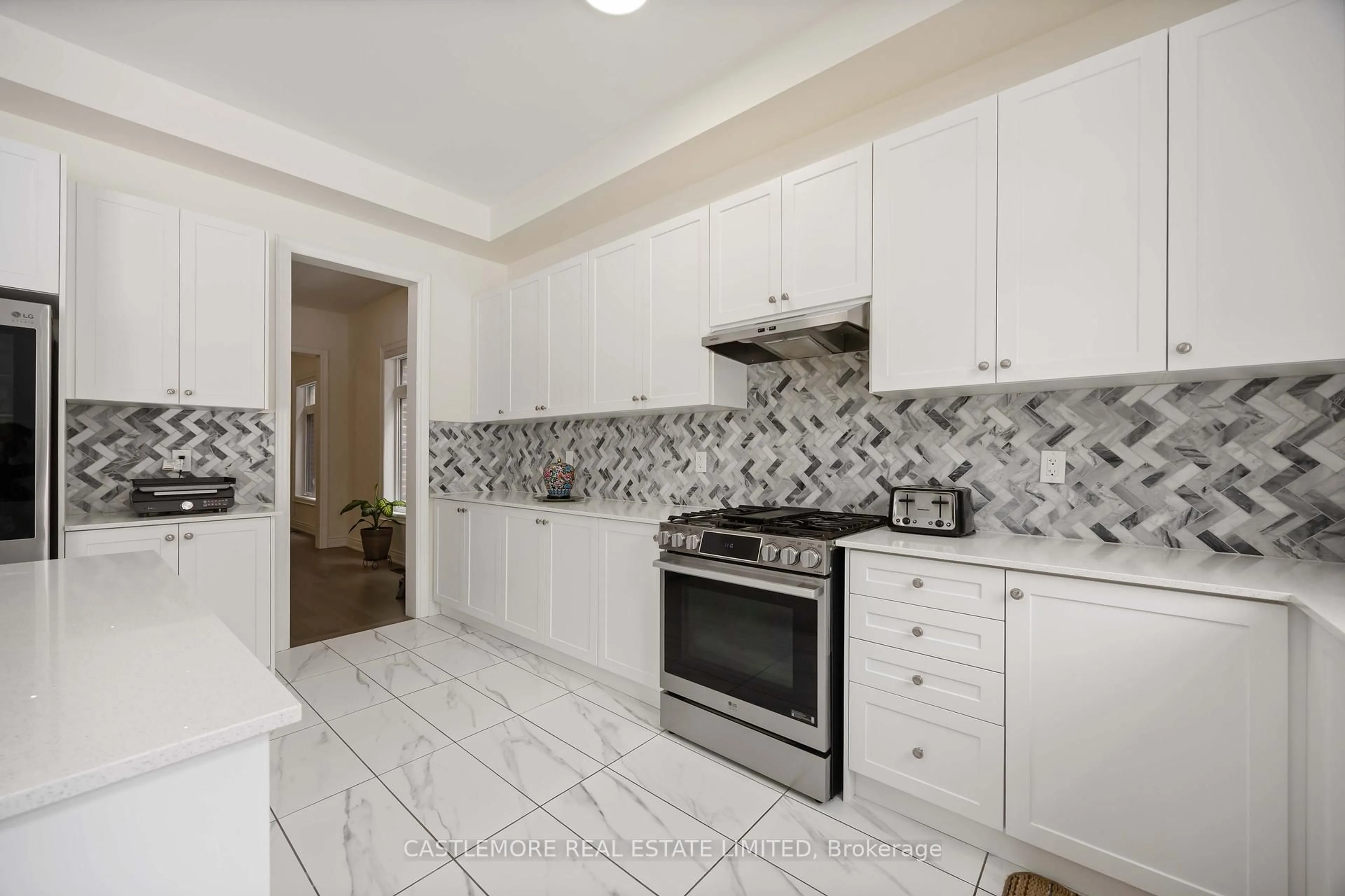 Standard kitchen, ceramic/tile floor for 16 Settlers Cres, Bradford West Gwillimbury Ontario L0G 1W0