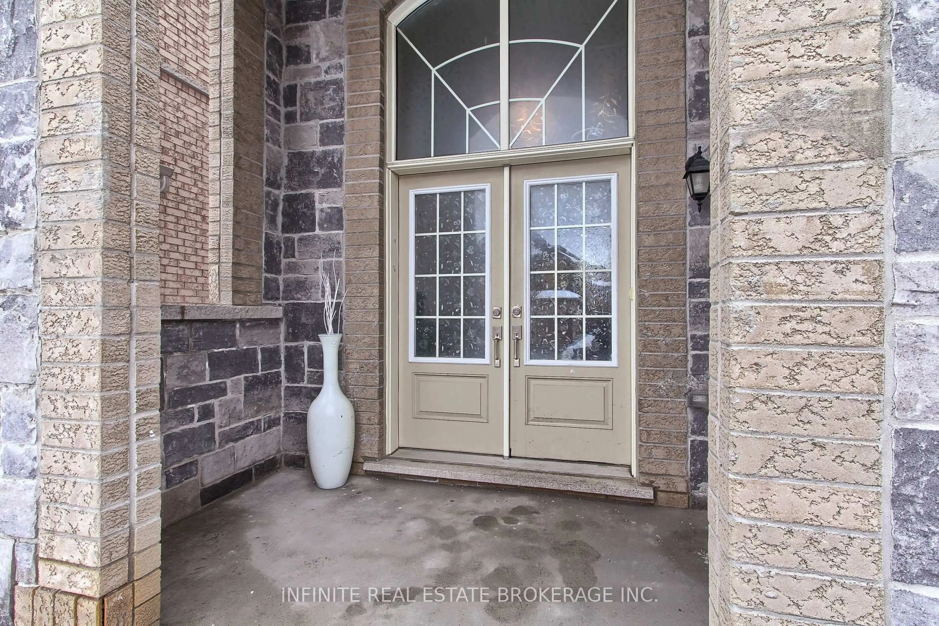 Indoor entryway for 27 Selby Cres, Bradford West Gwillimbury Ontario L3Z 0V4