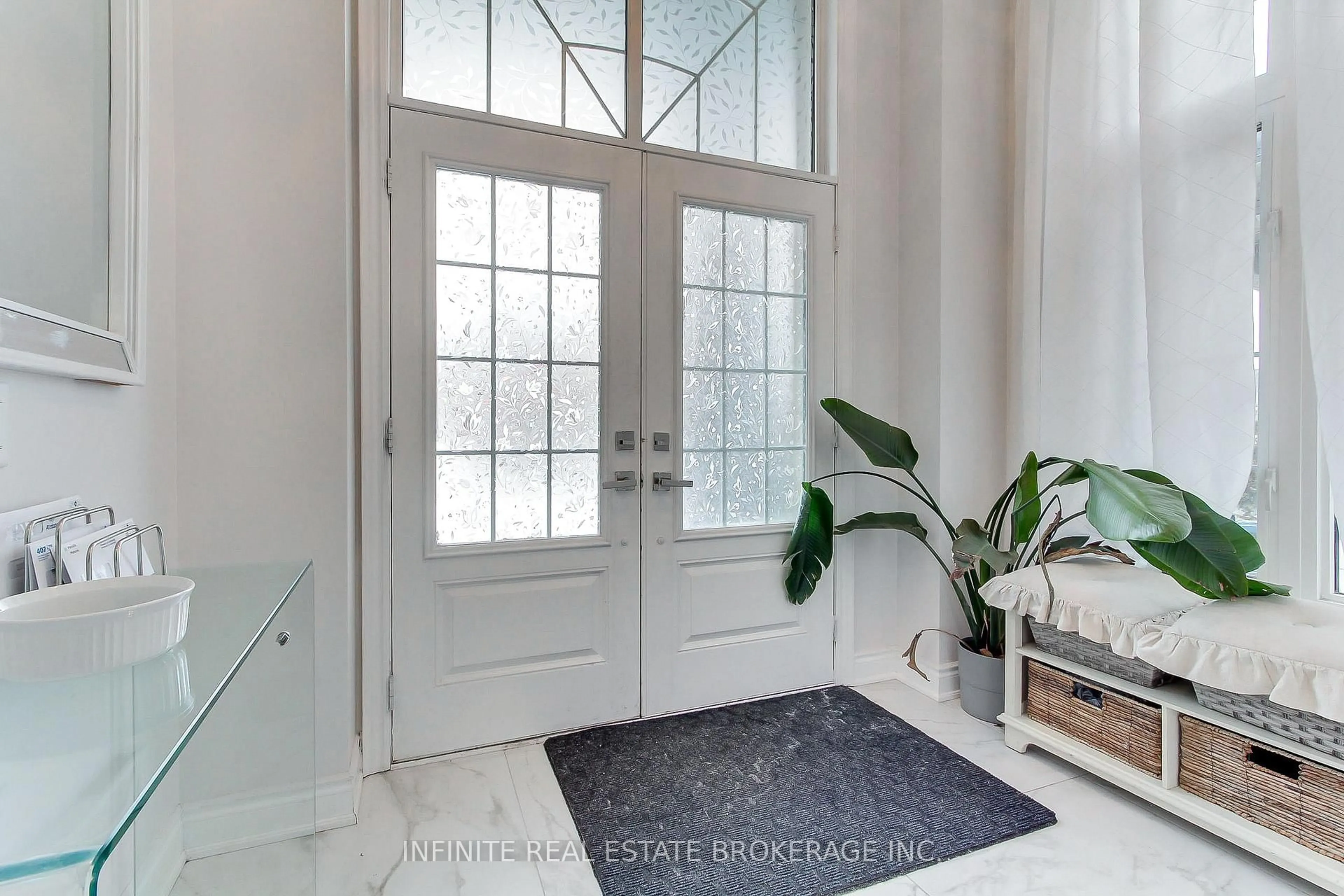 Indoor entryway for 27 Selby Cres, Bradford West Gwillimbury Ontario L3Z 0V4