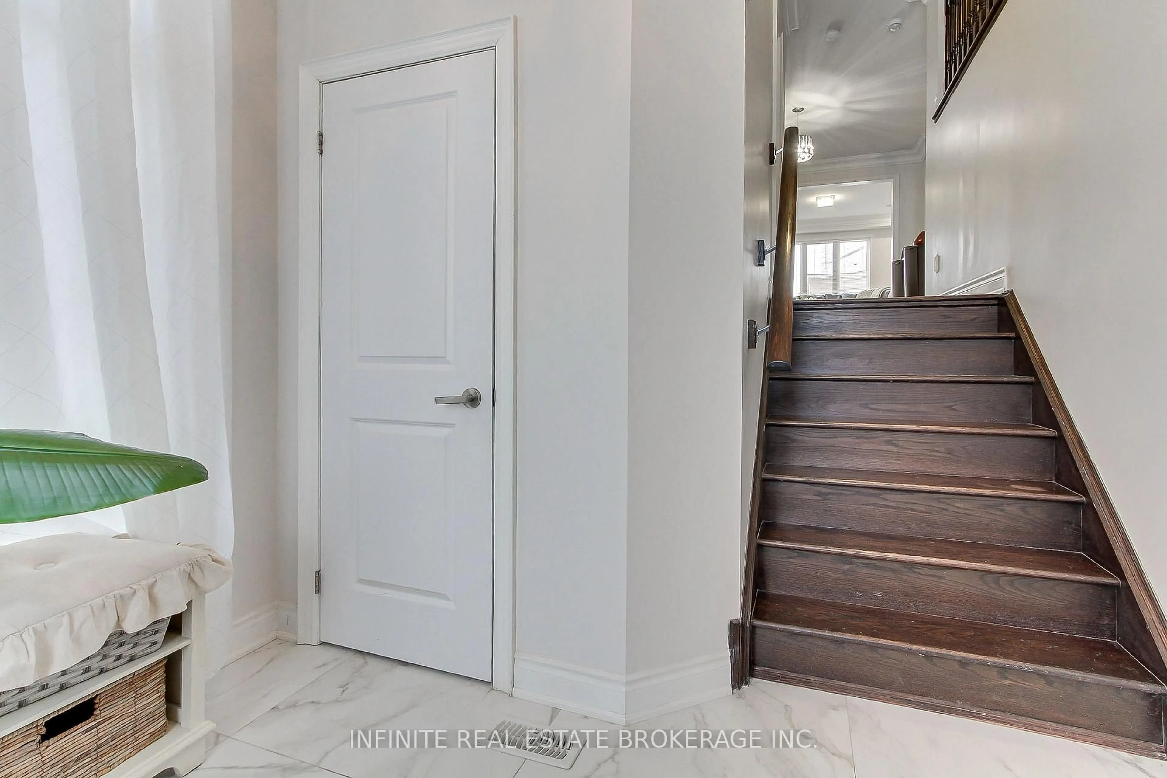 Indoor entryway for 27 Selby Cres, Bradford West Gwillimbury Ontario L3Z 0V4