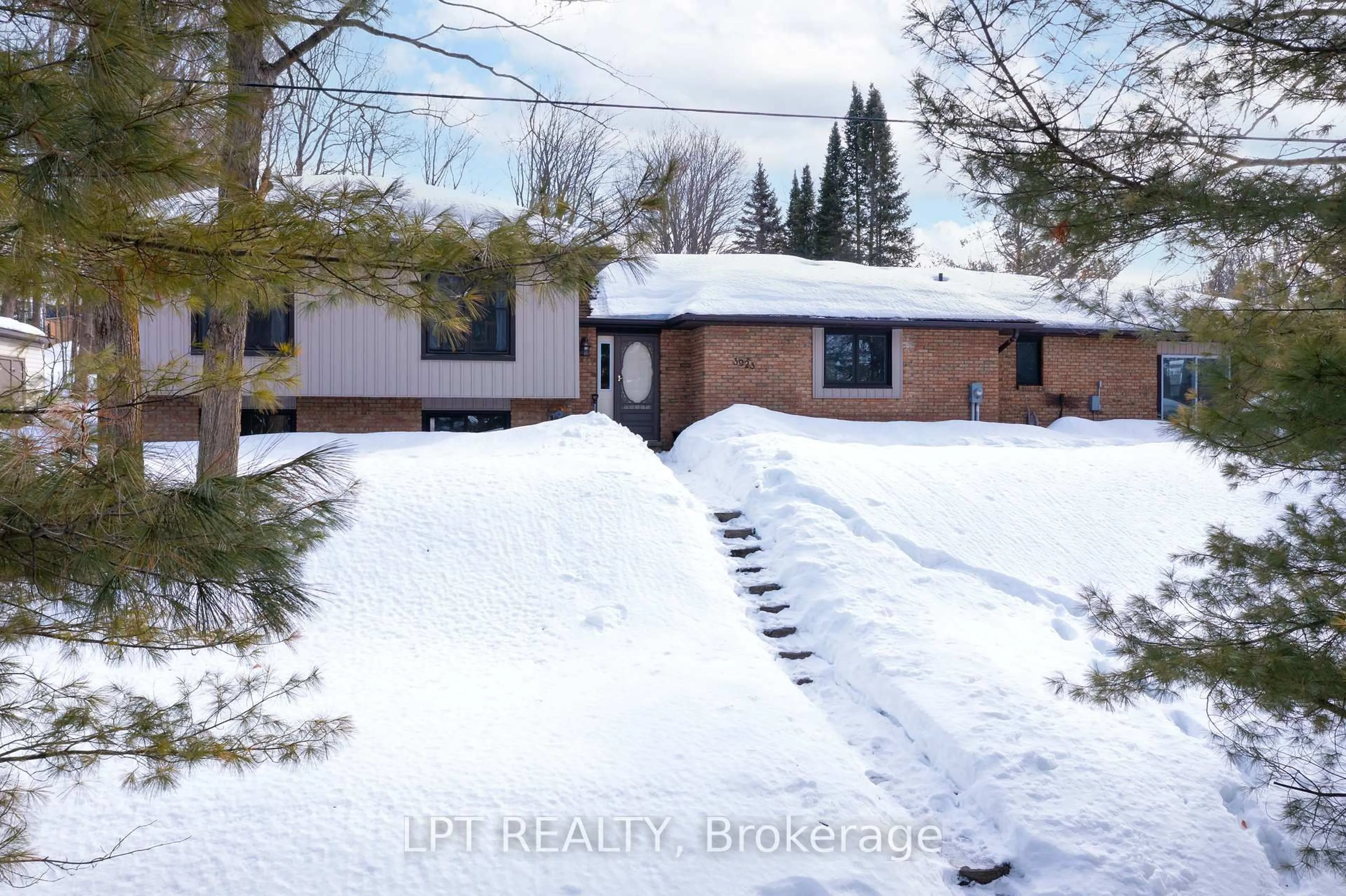 A pic from outside/outdoor area/front of a property/back of a property/a pic from drone, street for 3923 Guest Rd, Innisfil Ontario L9S 2T2