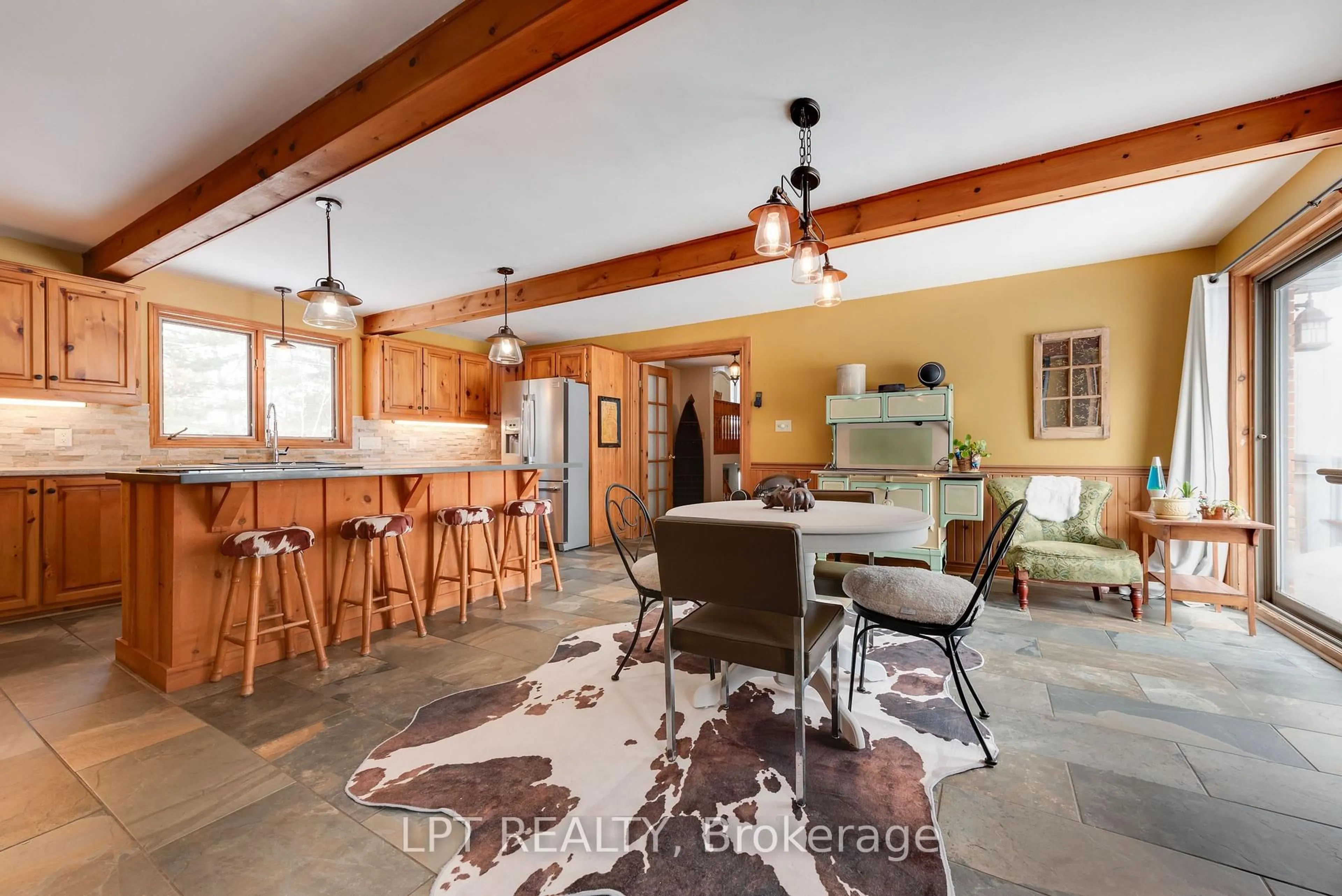 Open concept kitchen, ceramic/tile floor for 3923 Guest Rd, Innisfil Ontario L9S 2T2