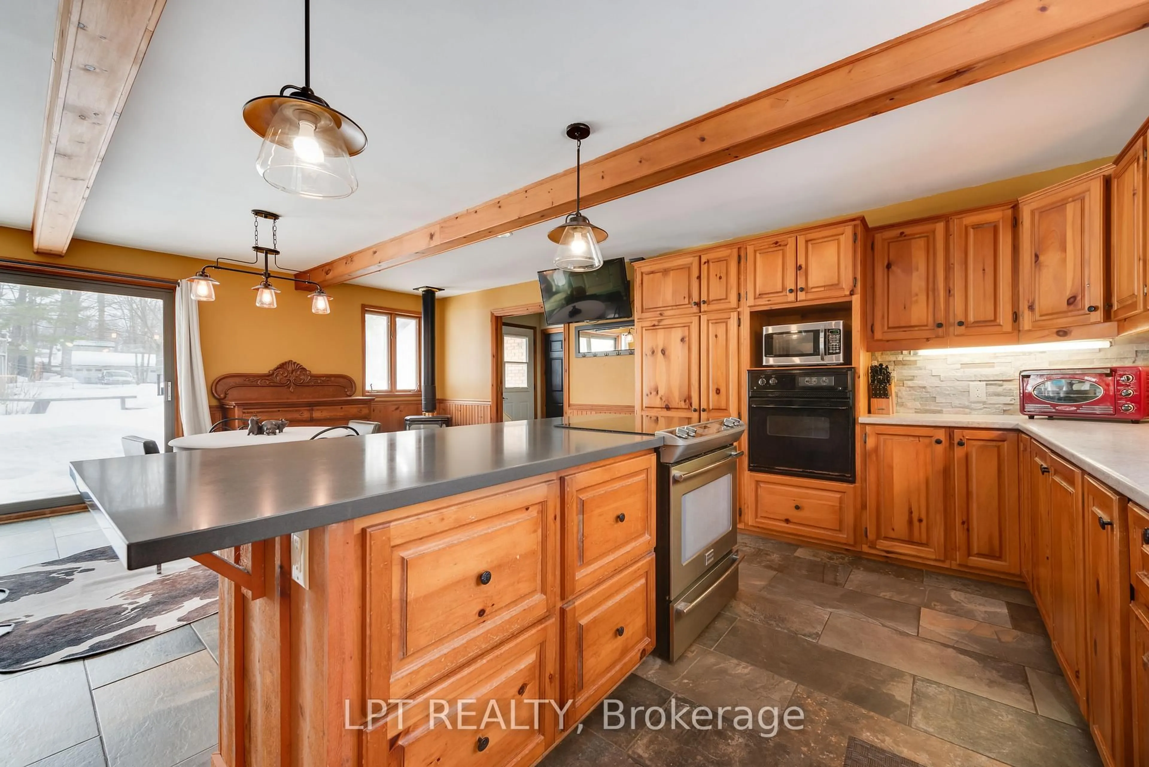 Open concept kitchen, unknown for 3923 Guest Rd, Innisfil Ontario L9S 2T2