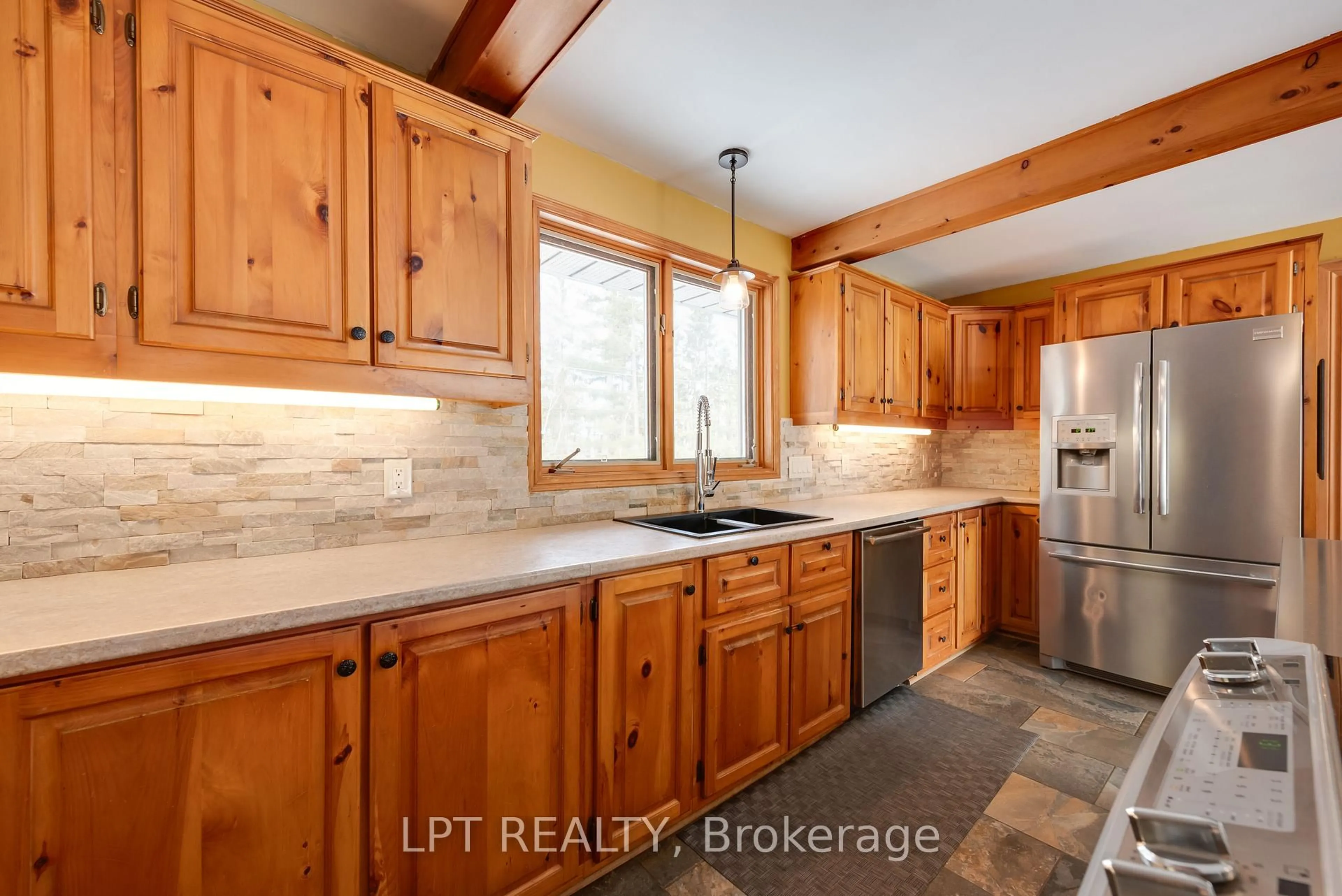 Open concept kitchen, ceramic/tile floor for 3923 Guest Rd, Innisfil Ontario L9S 2T2