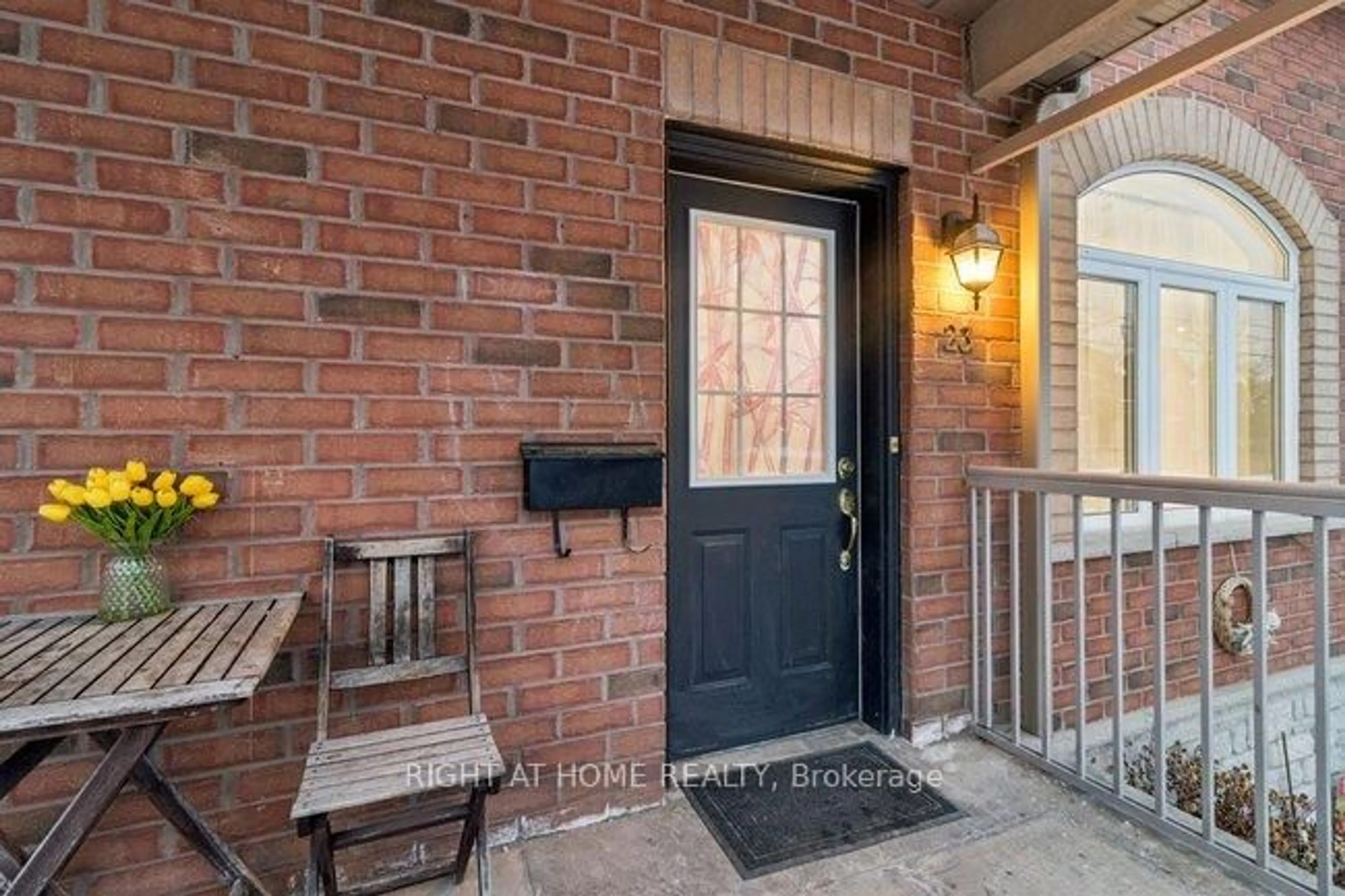 Indoor entryway for 125 Hall St #23, Richmond Hill Ontario L4C 4N9