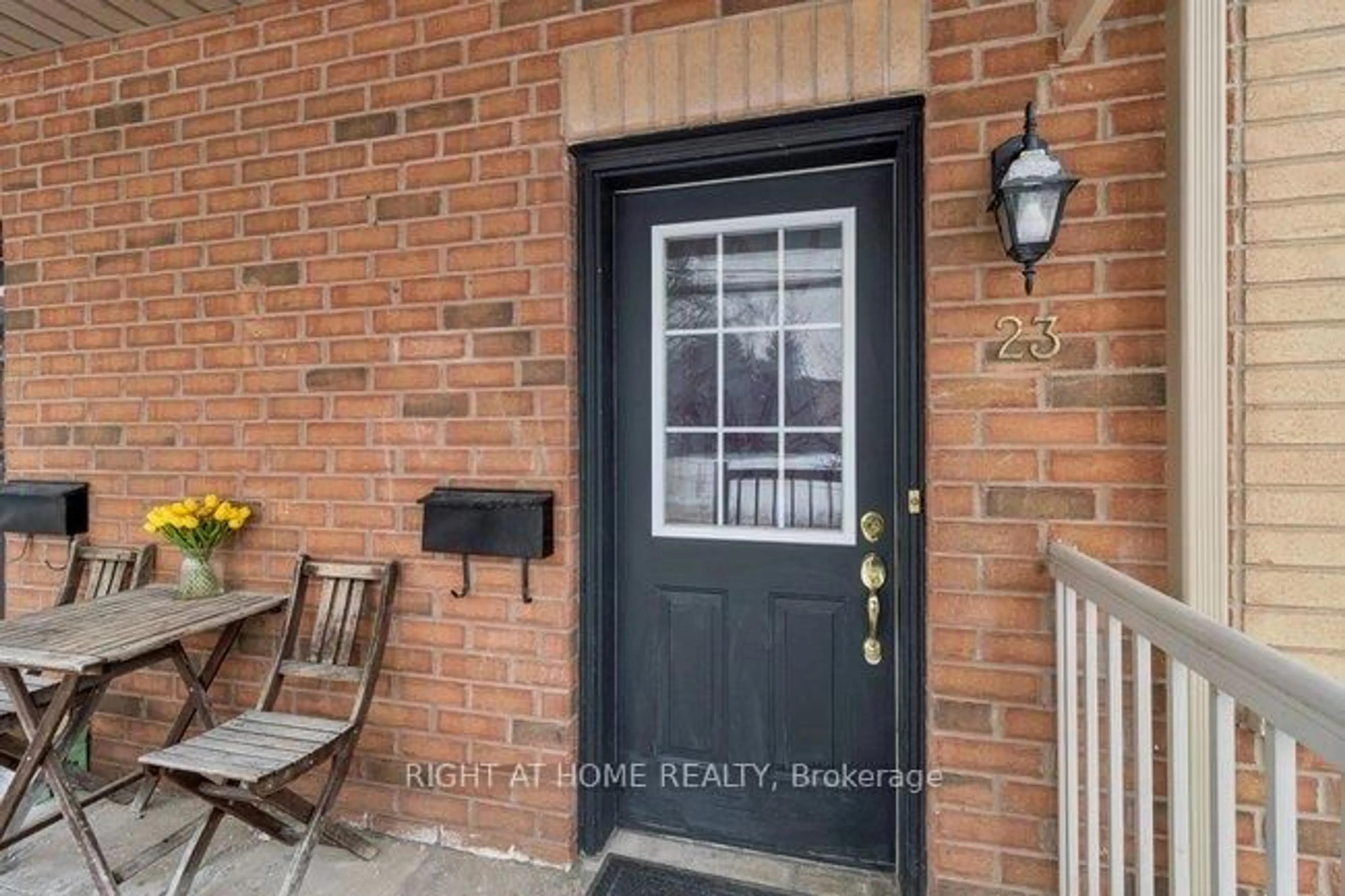 Indoor entryway for 125 Hall St #23, Richmond Hill Ontario L4C 4N9