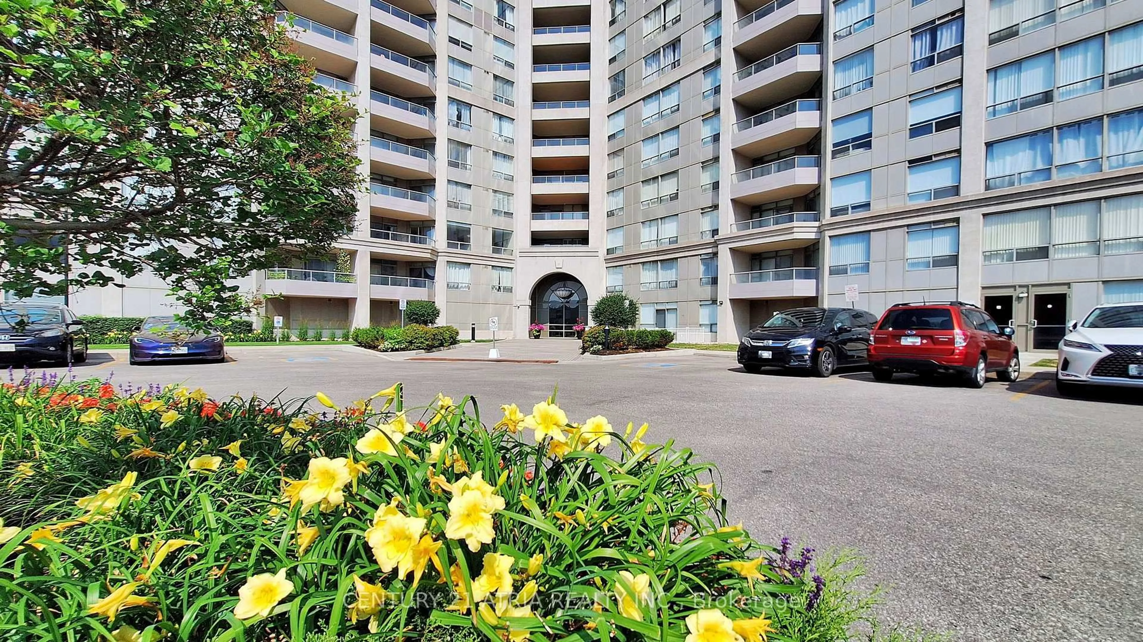 Indoor foyer for 9015 Leslie St #719, Richmond Hill Ontario L4B 4J8