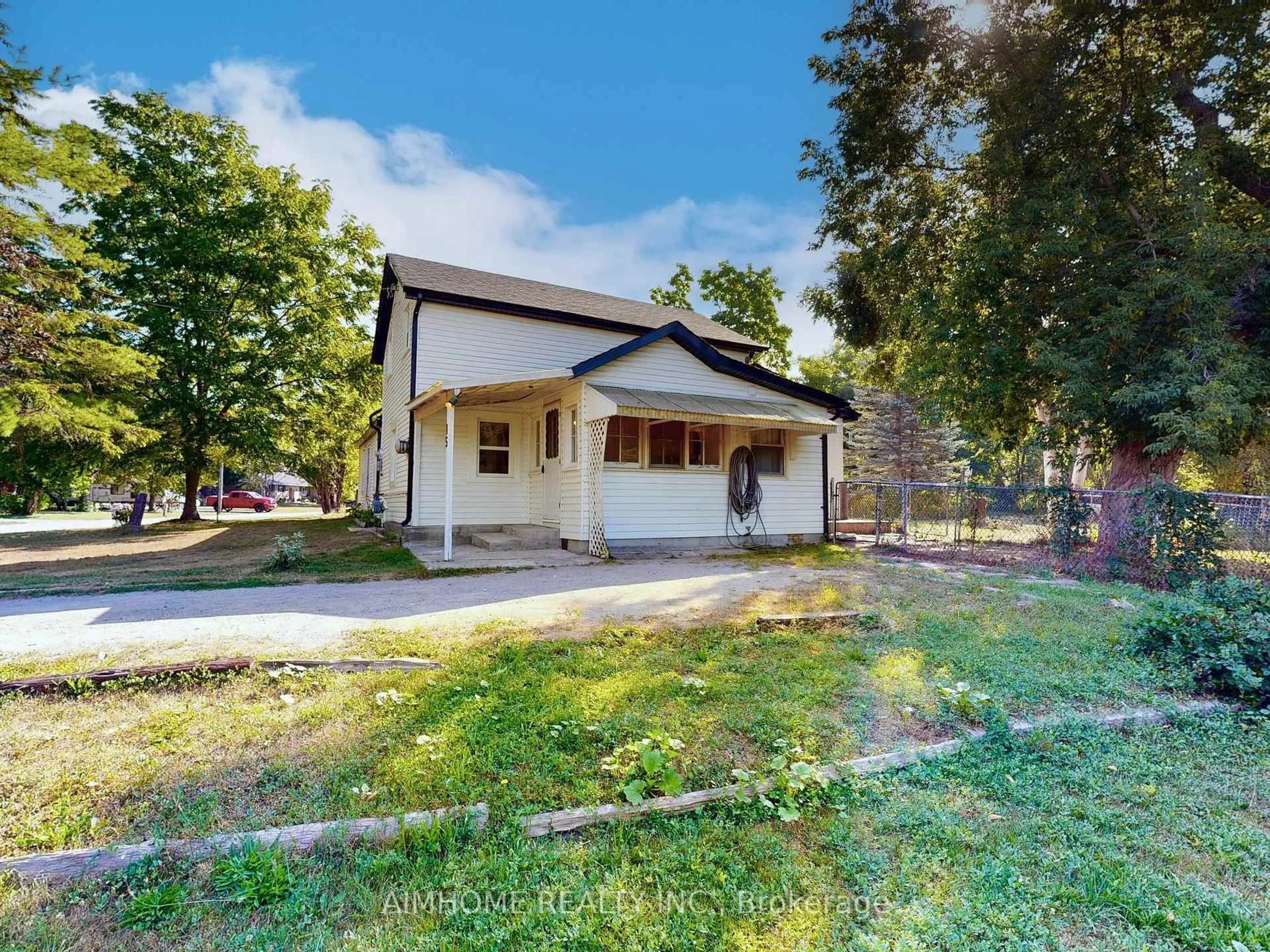 A pic from outside/outdoor area/front of a property/back of a property/a pic from drone, street for 15 Main St, Georgina Ontario L0E 1N0