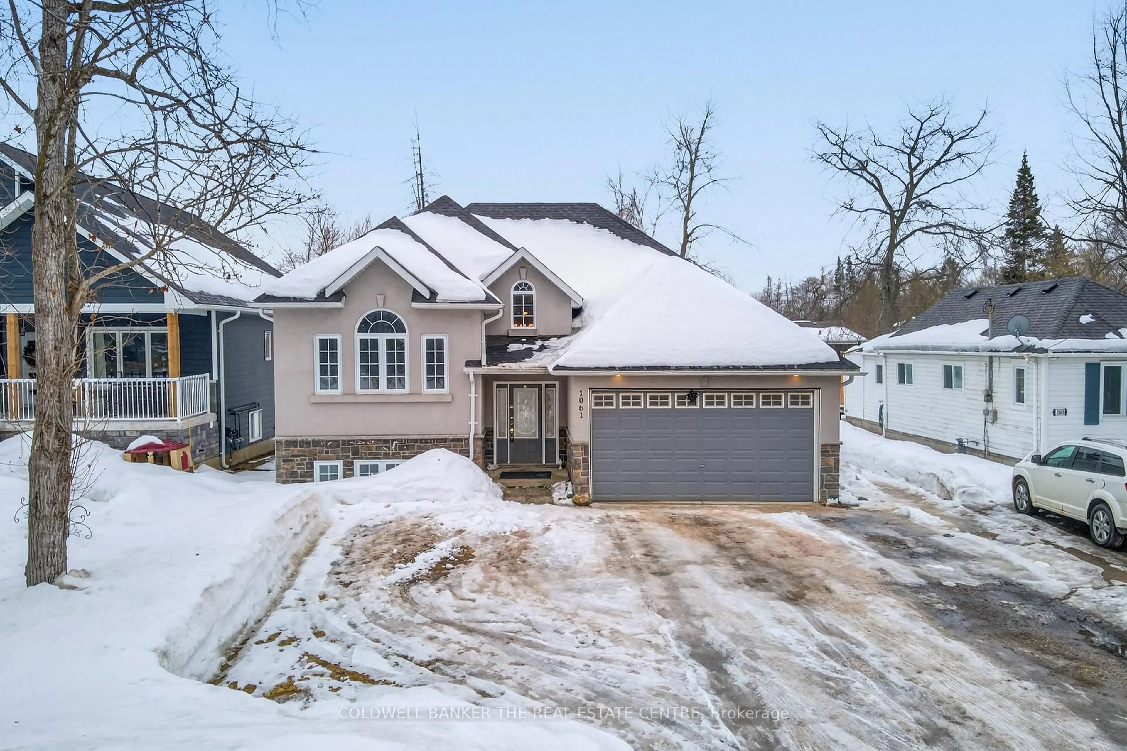 A pic from outside/outdoor area/front of a property/back of a property/a pic from drone, street for 1061 Elm Rd, Innisfil Ontario L0L 1C0