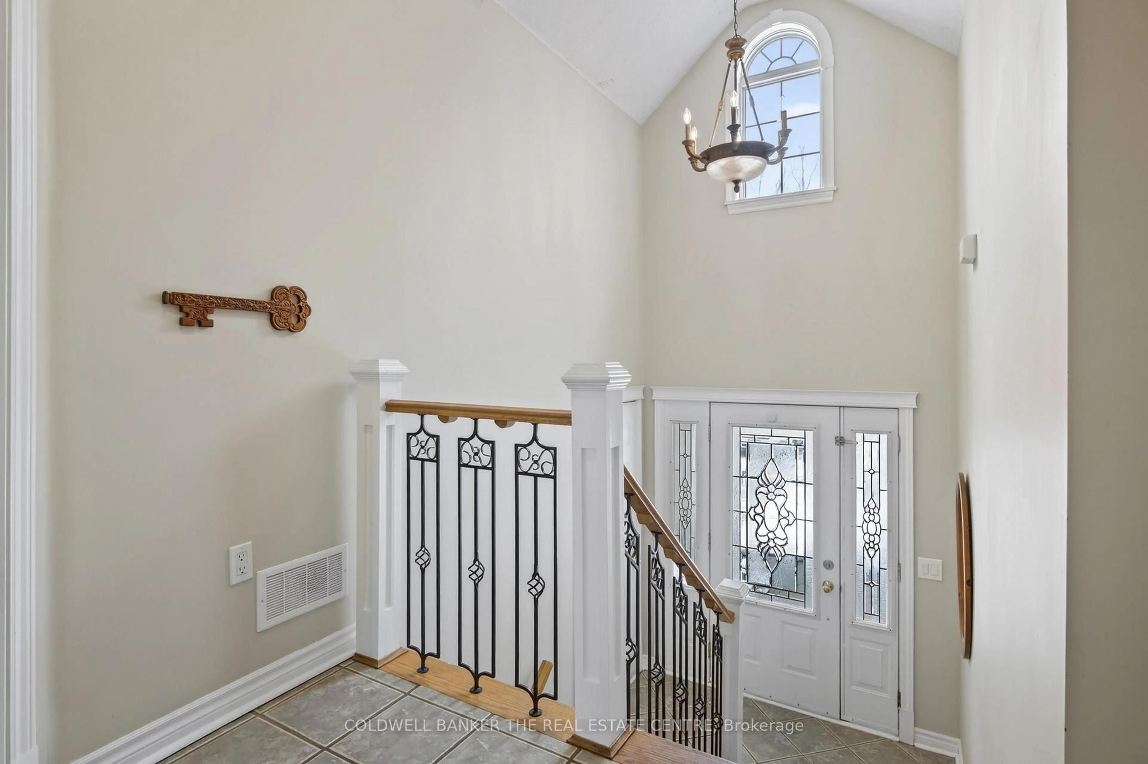 Indoor foyer for 1061 Elm Rd, Innisfil Ontario L0L 1C0