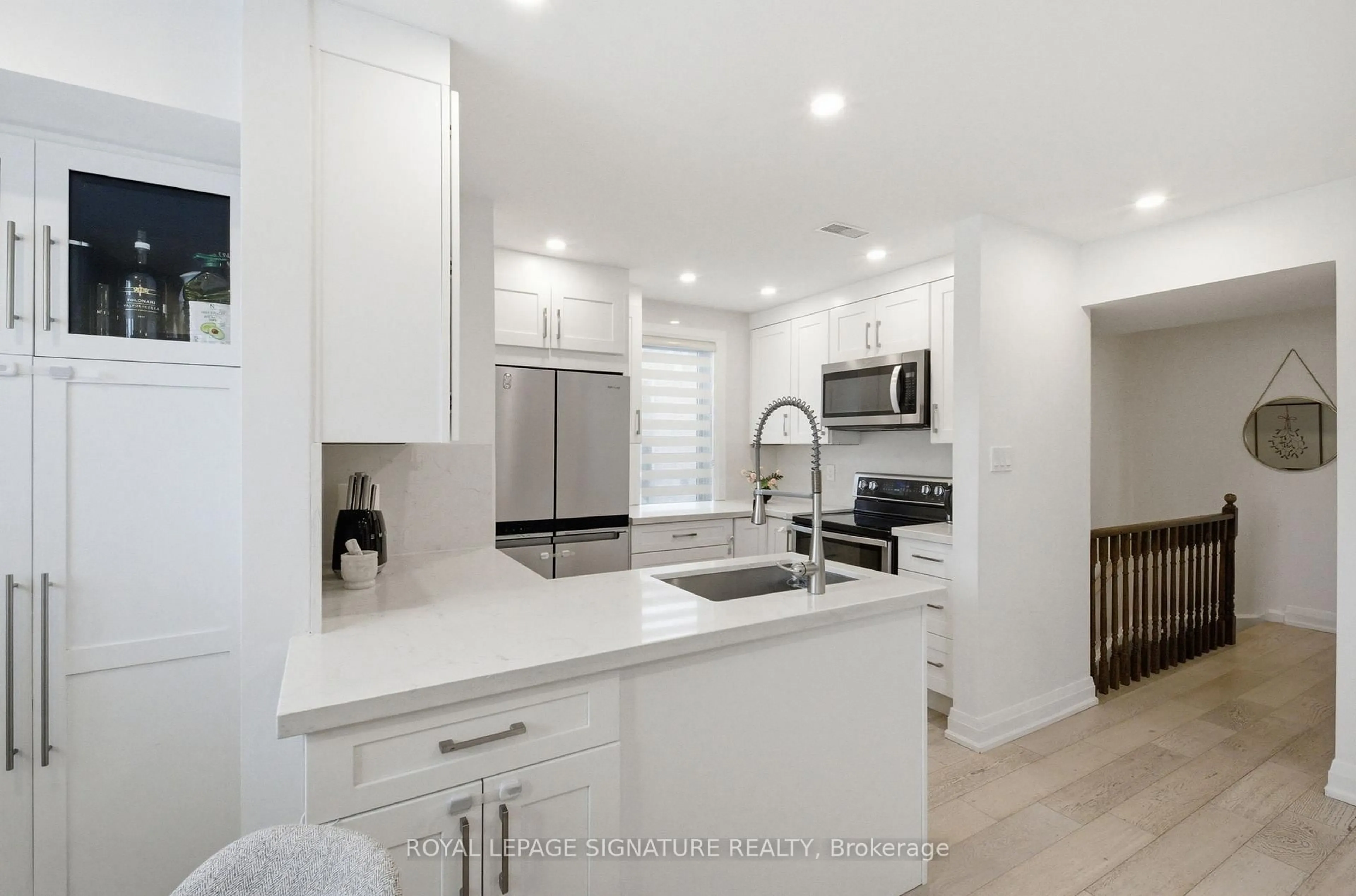 Open concept kitchen, ceramic/tile floor for 75 Weldrick Rd #1029, Richmond Hill Ontario L4C 0H9