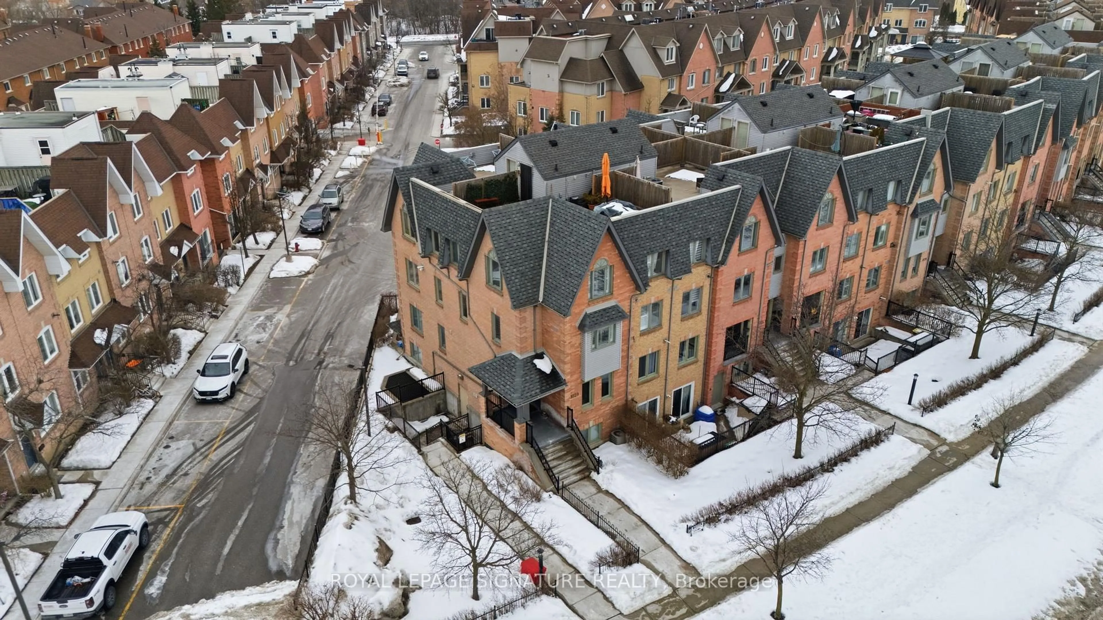 A pic from outside/outdoor area/front of a property/back of a property/a pic from drone, city buildings view from balcony for 75 Weldrick Rd #1029, Richmond Hill Ontario L4C 0H9