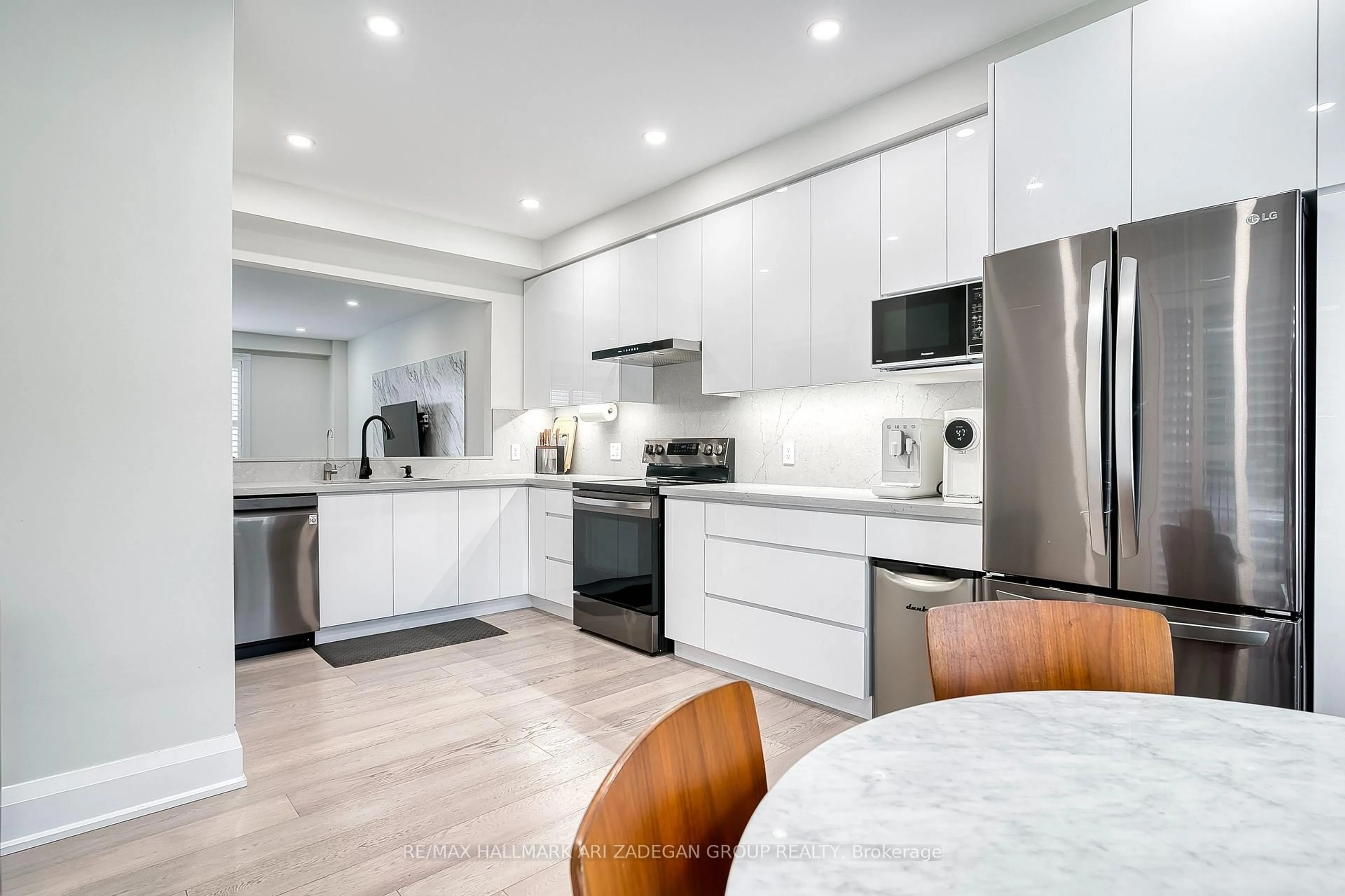 Open concept kitchen, ceramic/tile floor for 38 Orchid Rd, Markham Ontario L3T 7T6